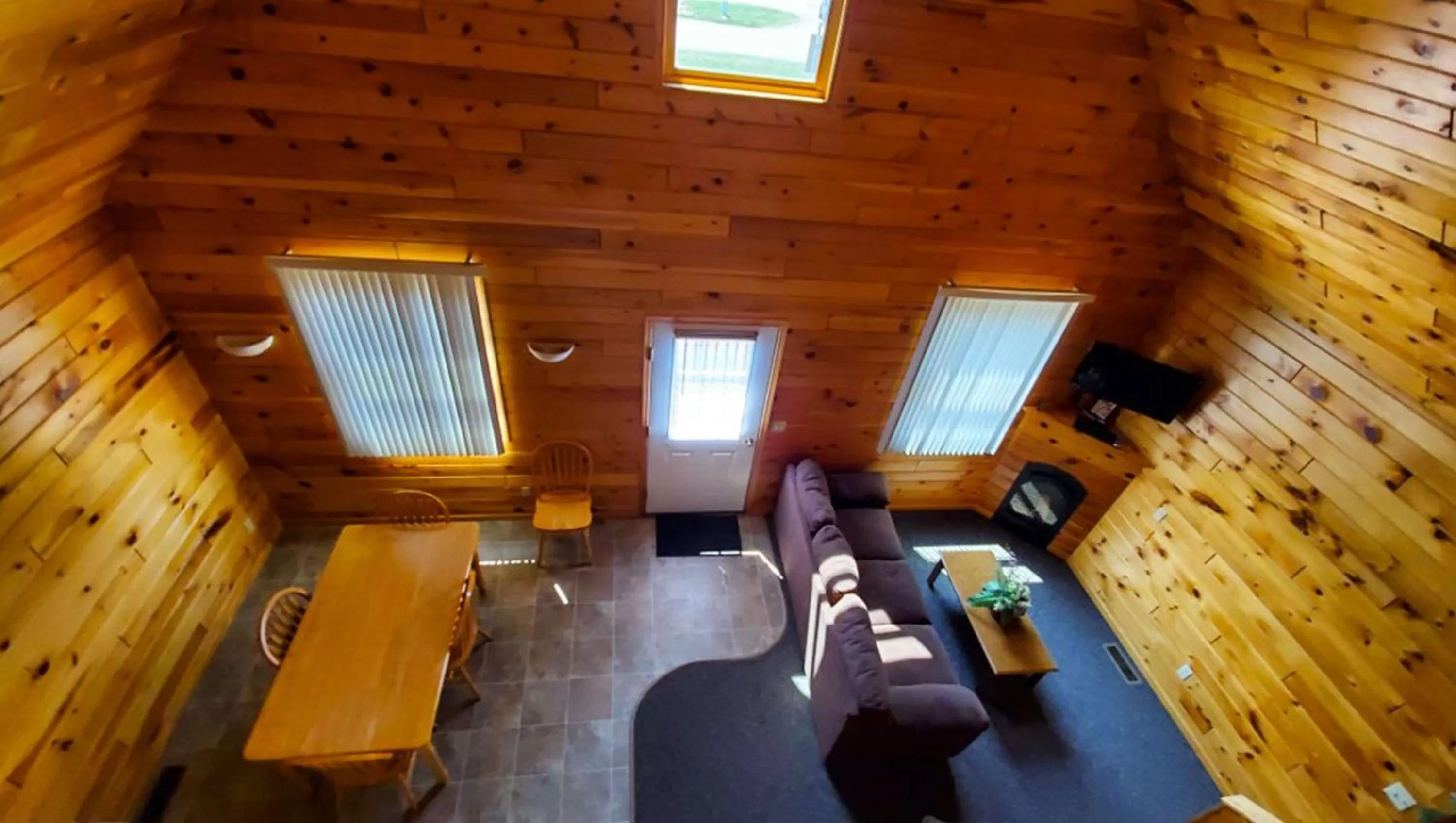 Photo of the whole room in Jasper Ridge Inn Ishpeming