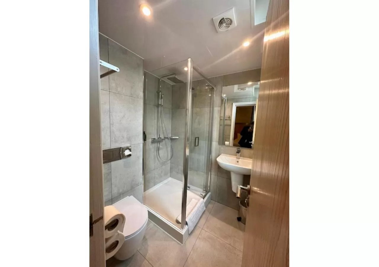 Bathroom in Maiden Oval