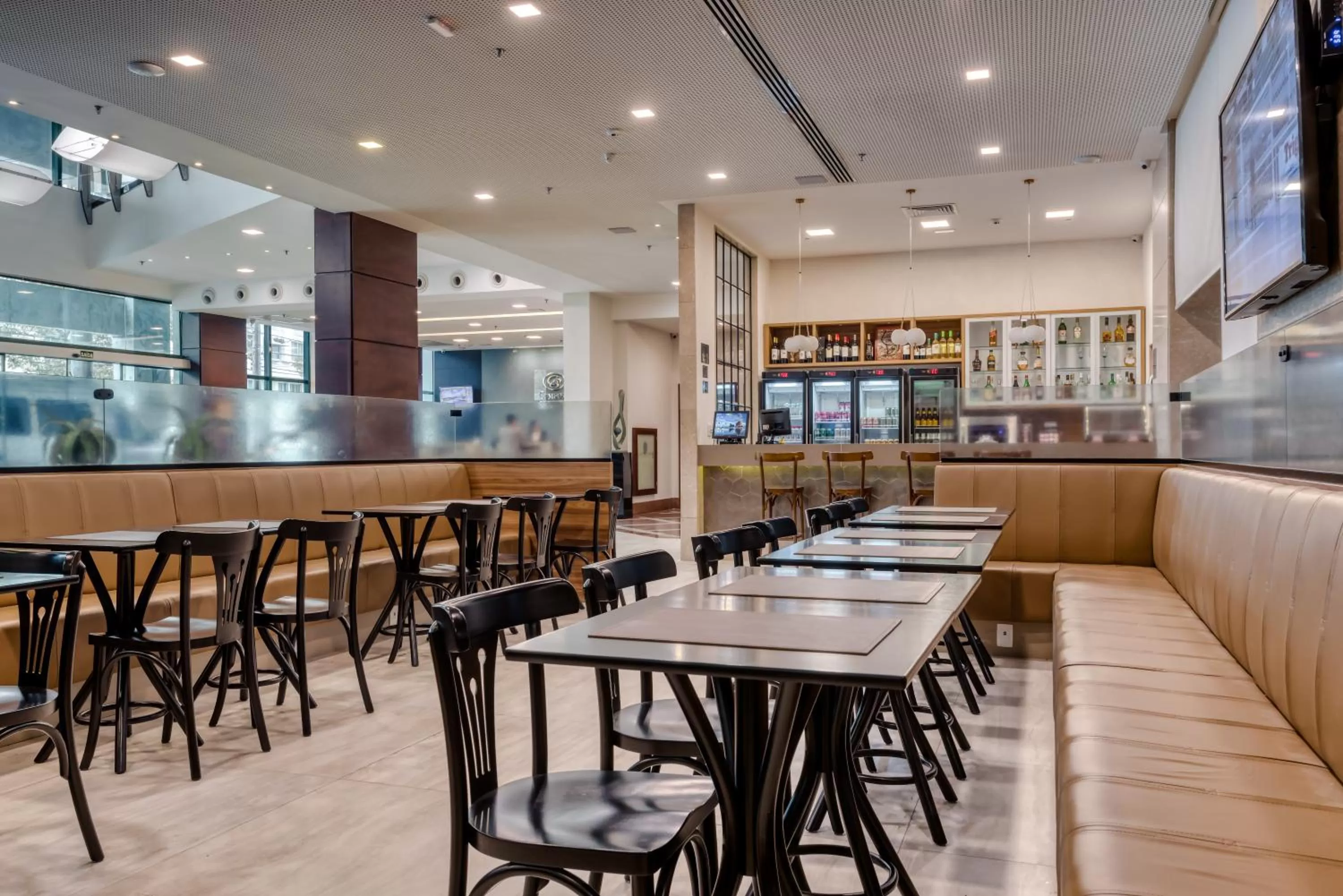 Lounge or bar in Comfort Suítes Vitória