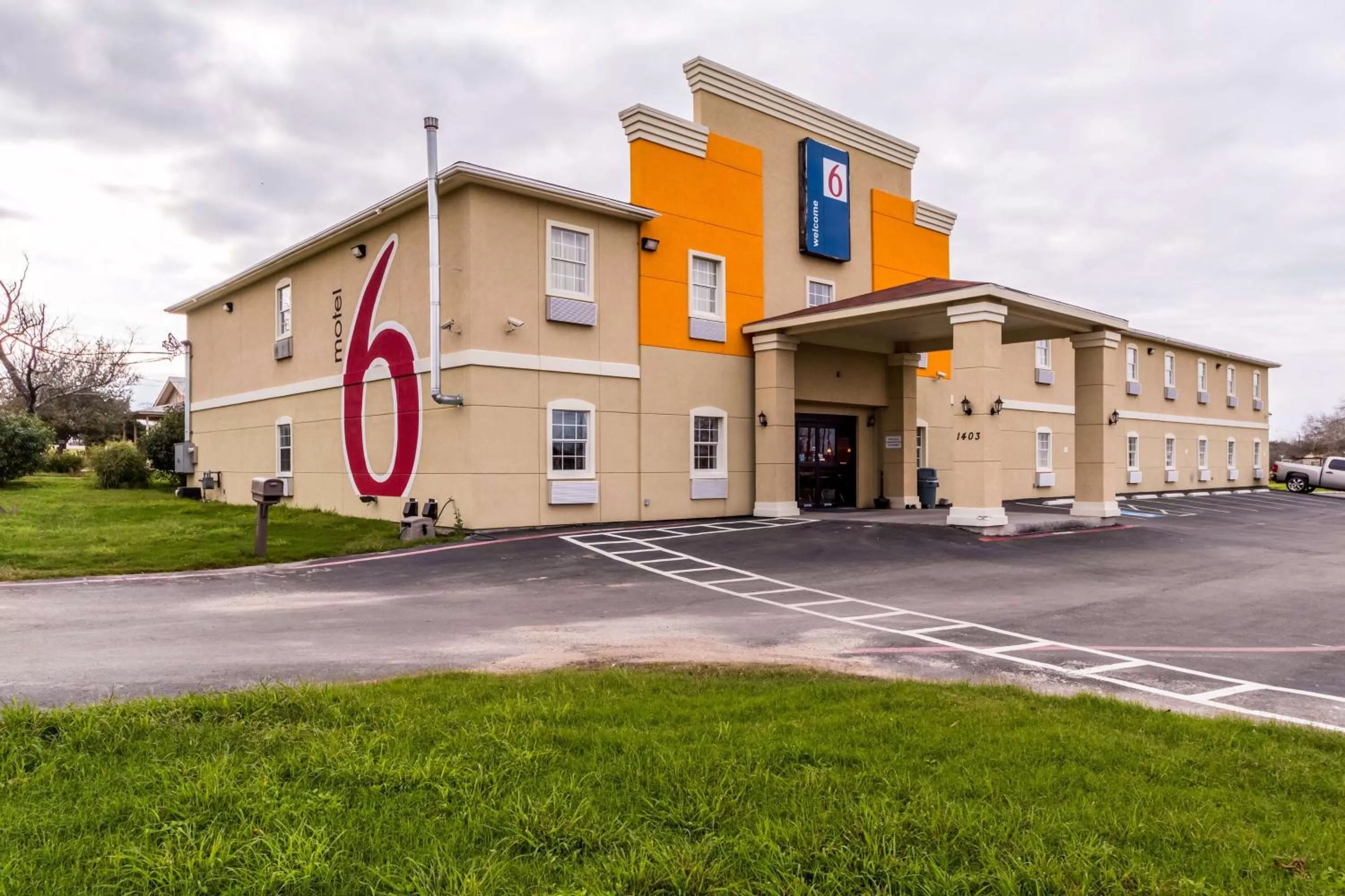 Property building in Motel 6-Jourdanton, TX