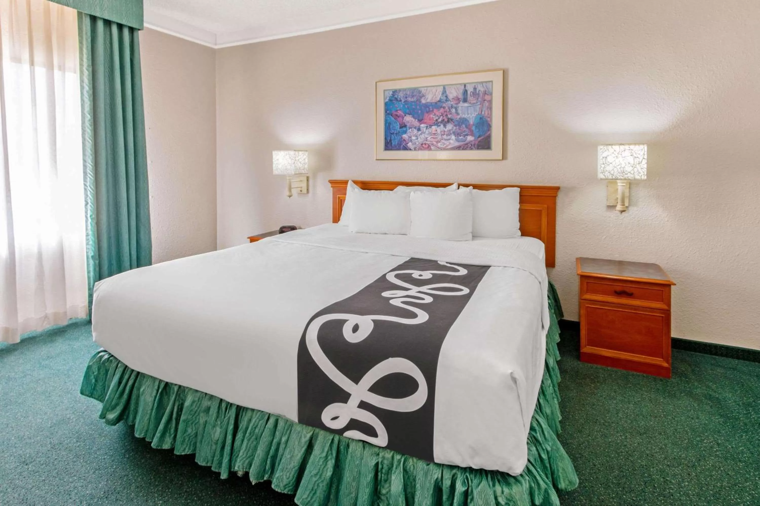 Photo of the whole room, Bed in La Quinta Inn by Wyndham Las Cruces Mesilla Valley