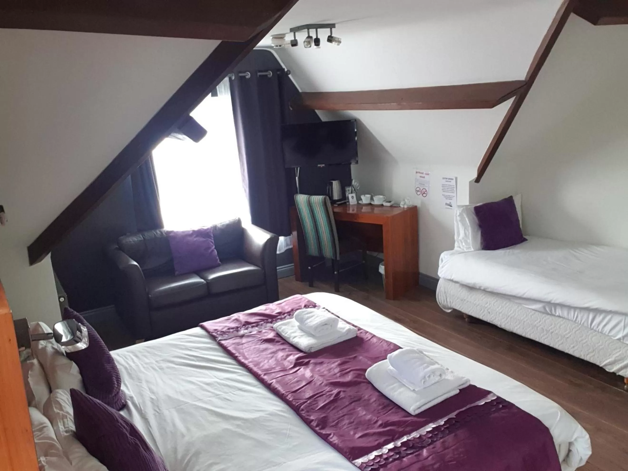 Photo of the whole room, Bed in Bennetts Hotel