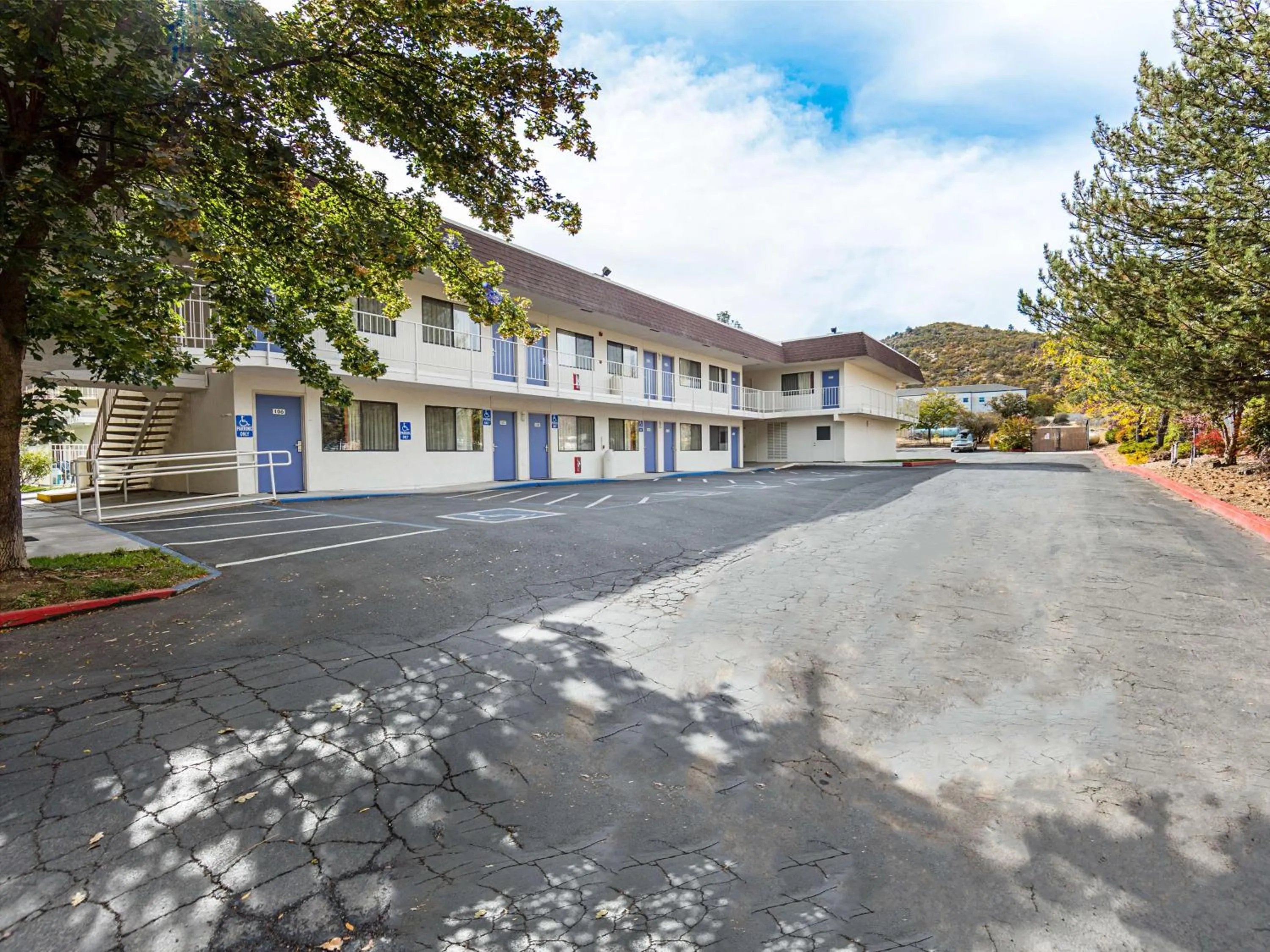 Property building in Motel 6-Yreka, CA