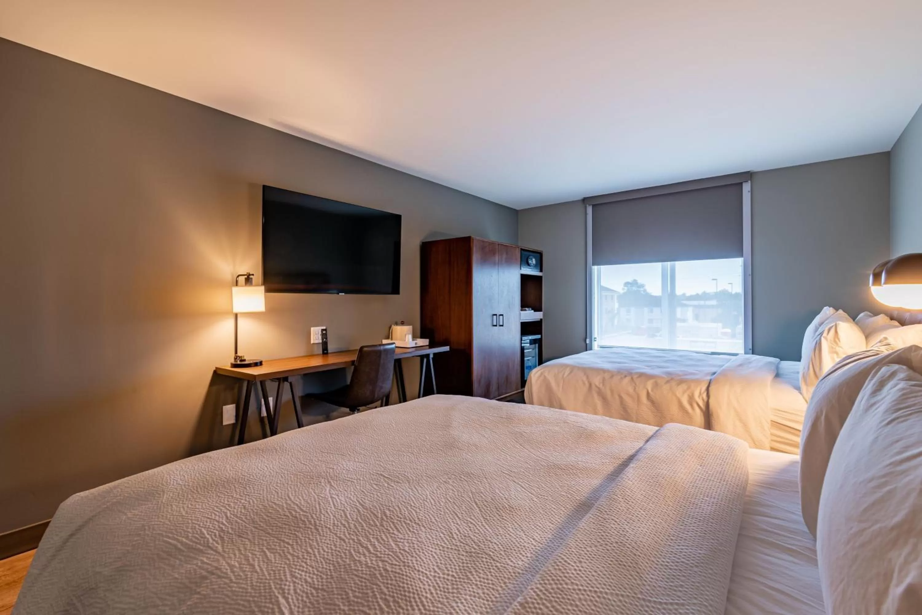 Photo of the whole room, Bed in Four Points by Sheraton Brunswick