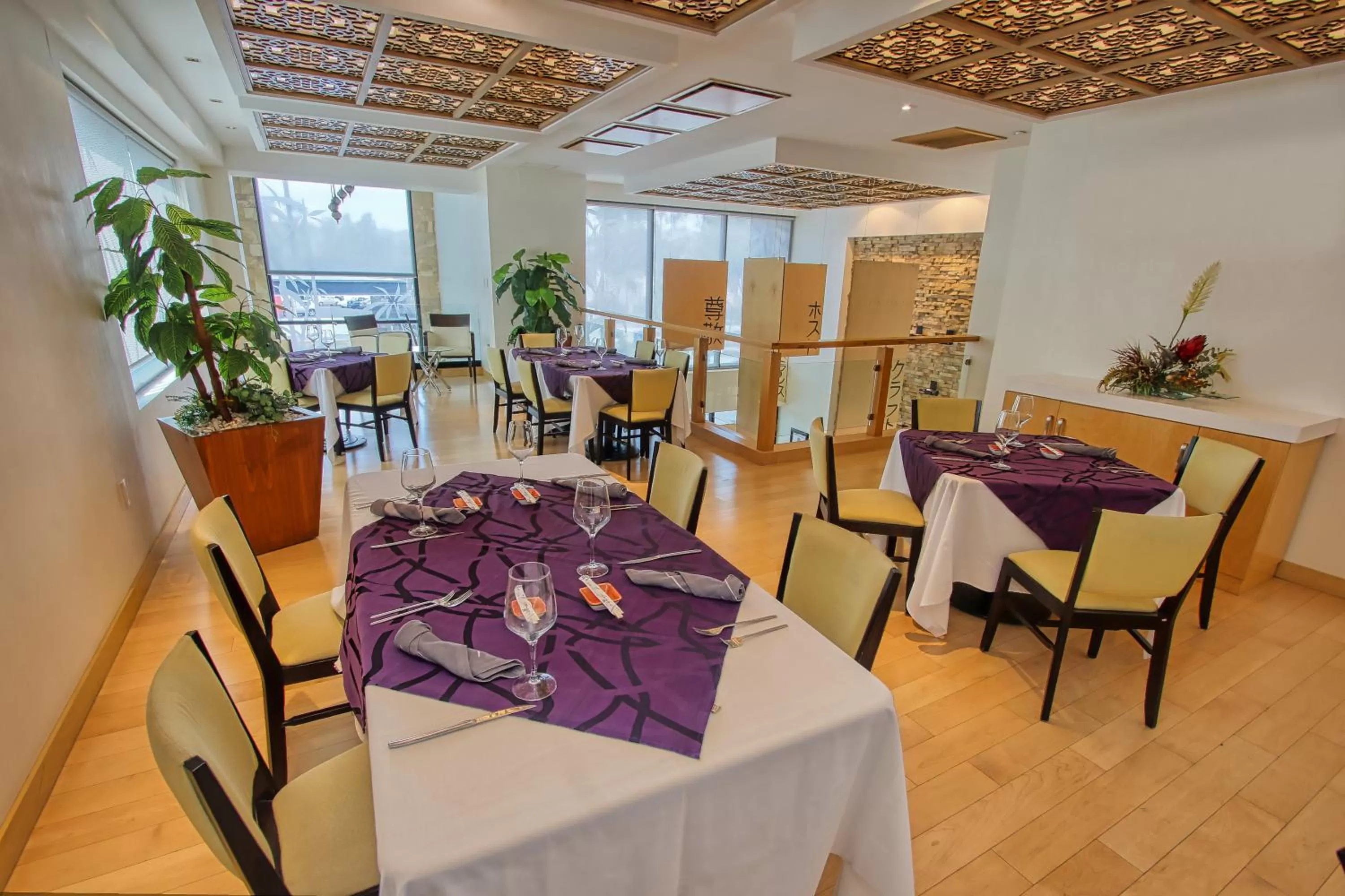 Restaurant/places to eat in Holiday Inn & Suites Plaza Mayor by IHG