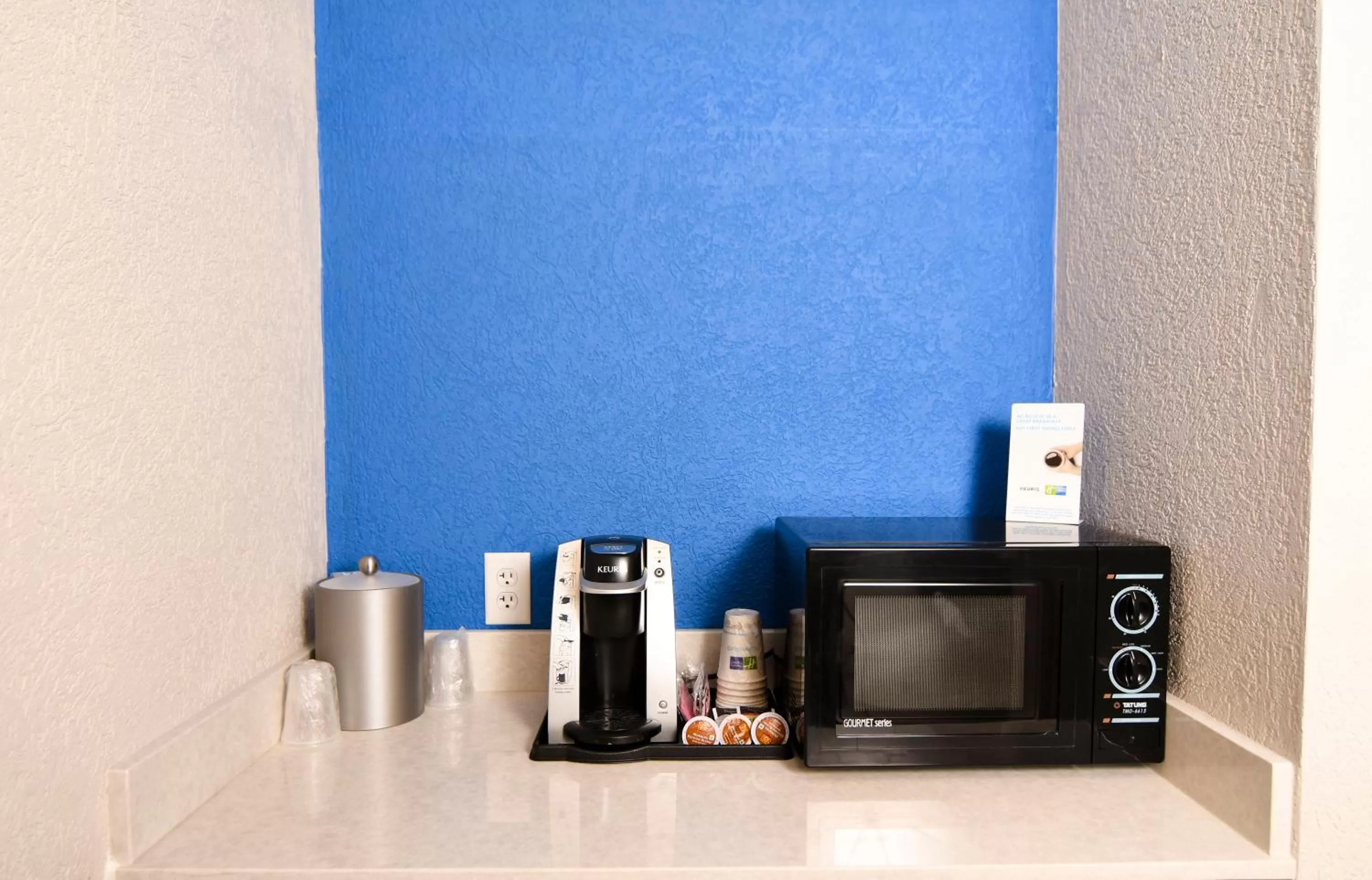 Bedroom in Holiday Inn Express Hotel & Suites Port Clinton-Catawba Island by IHG