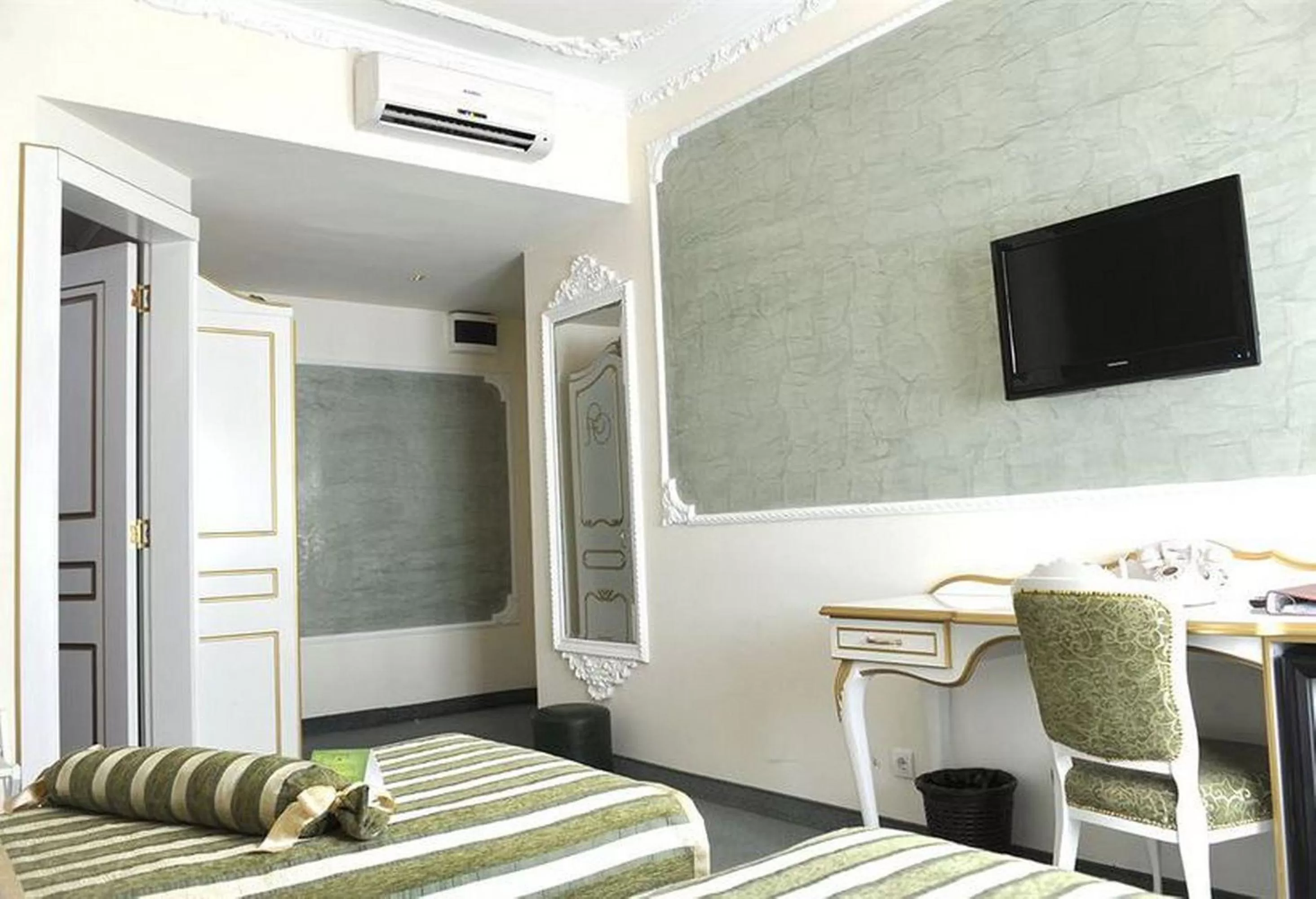 Bed in Queen's Astoria Design Hotel