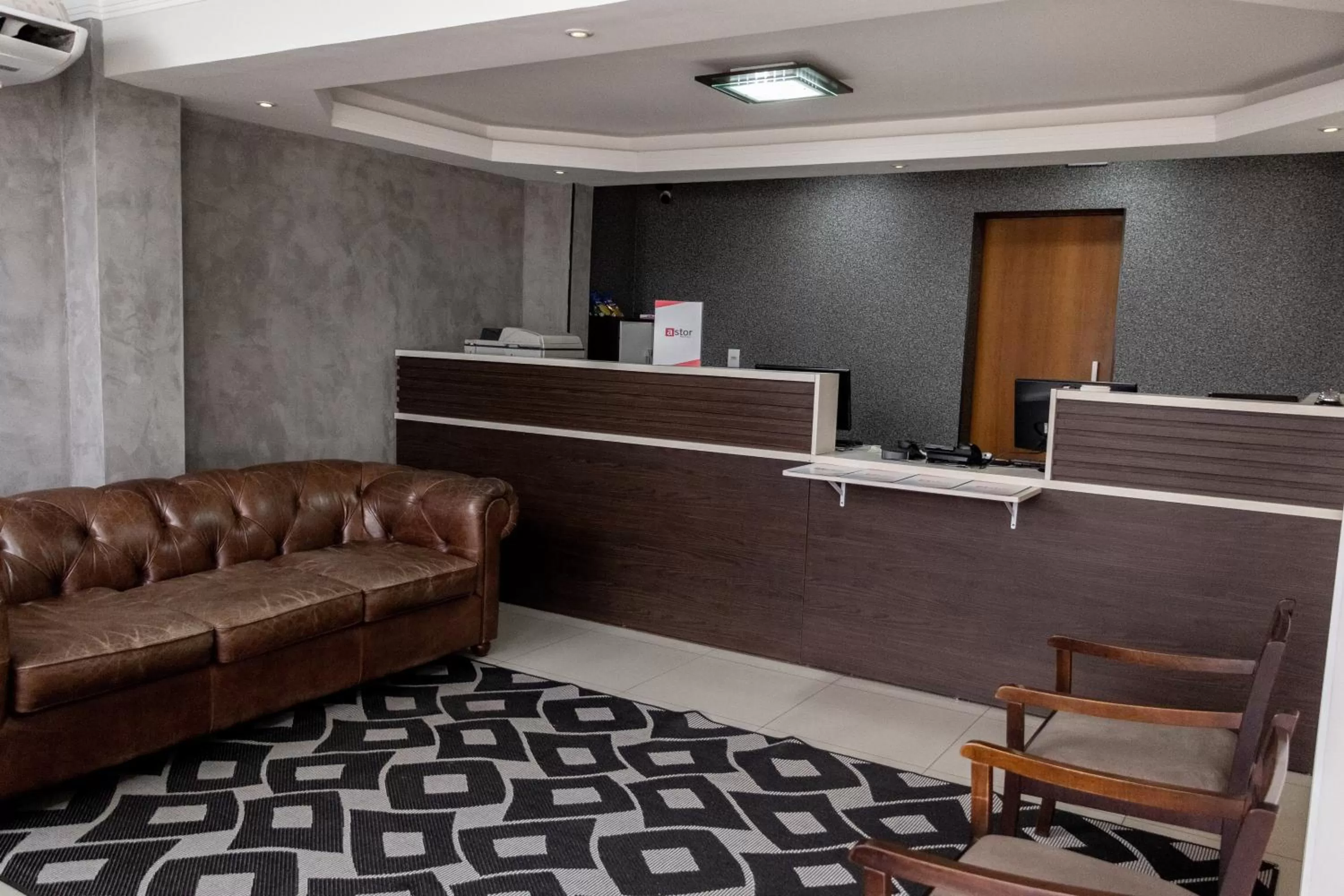 Living room in Astor Hotel