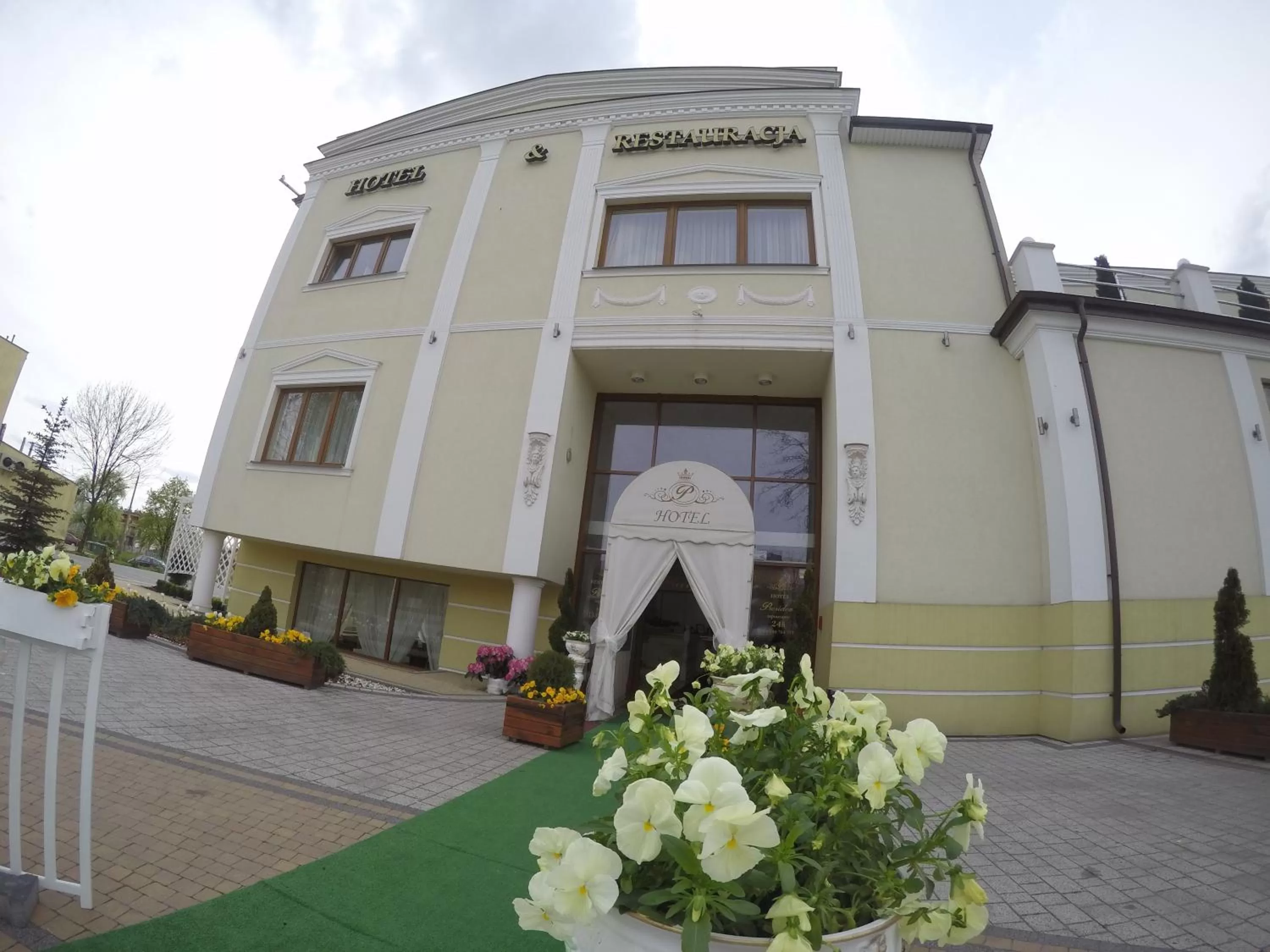 Facade/entrance in Hotel President