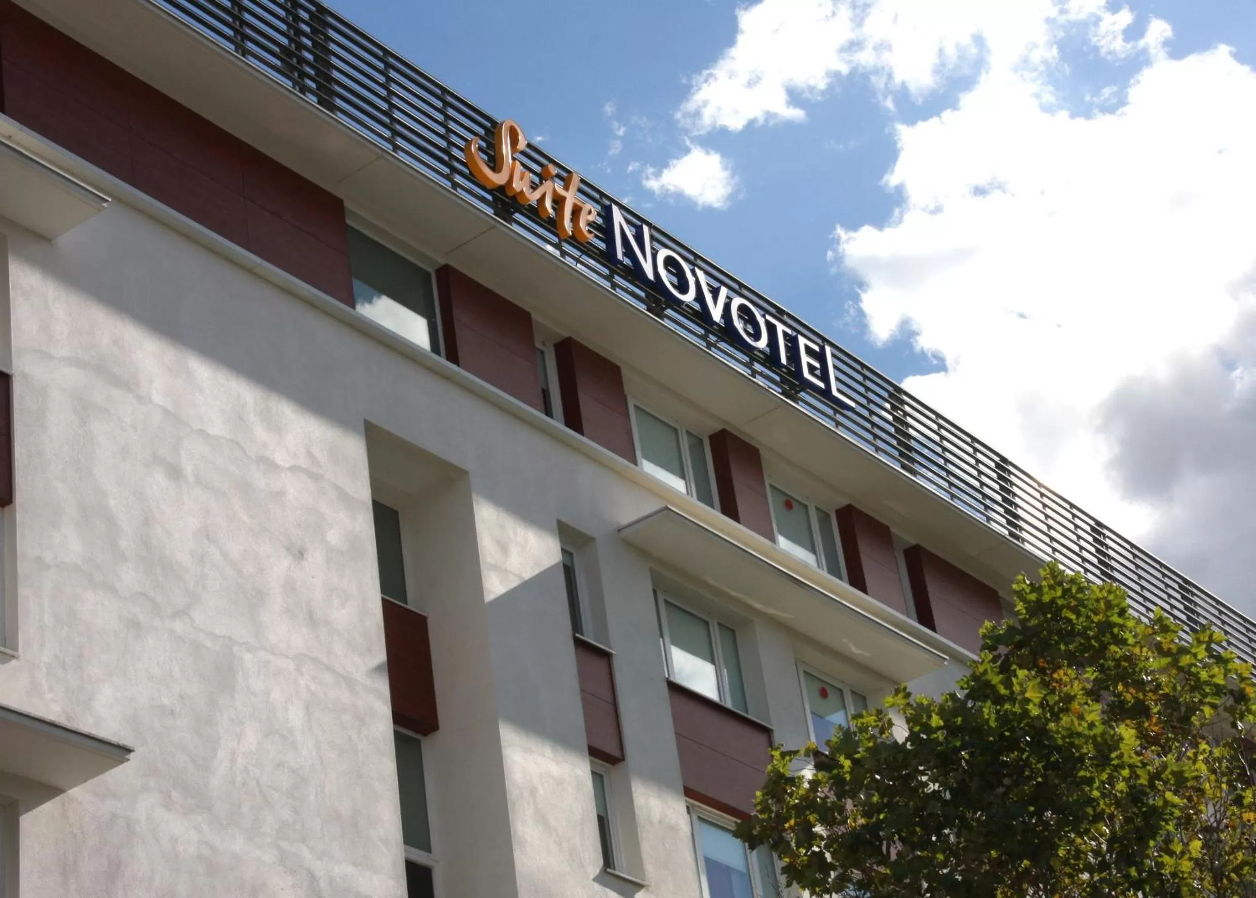 Facade/entrance in Novotel Suites Clermont Ferrand Polydome