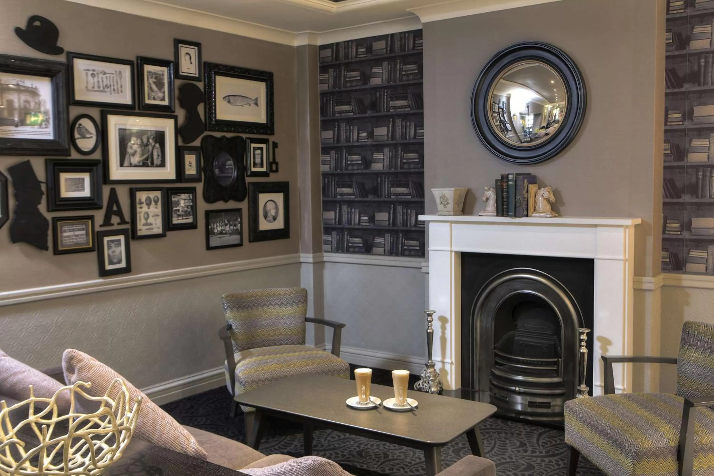 Lounge or bar in Cresta Court Hotel