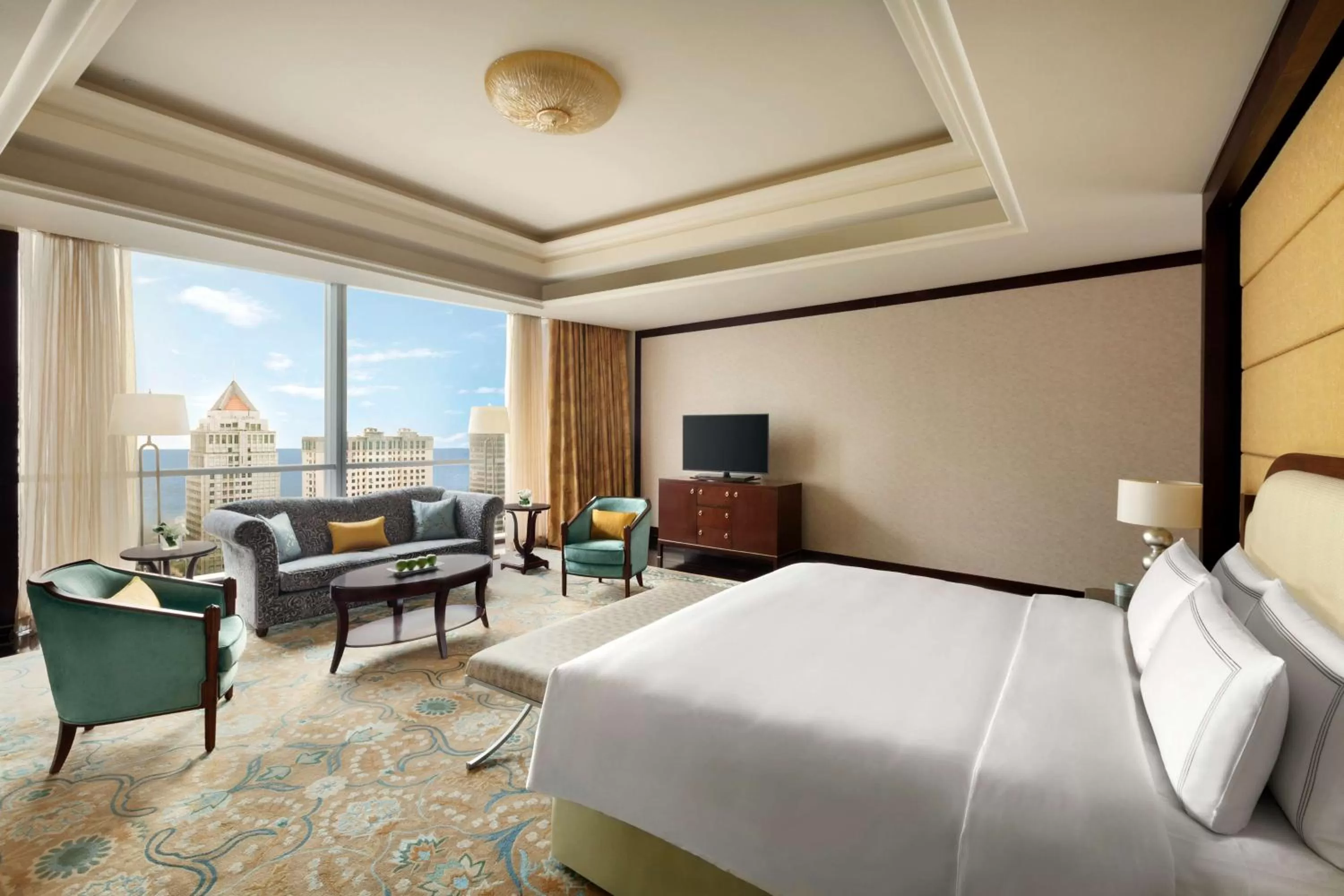 Photo of the whole room, Bed in Shangri-La Qingdao - May Fourth Square