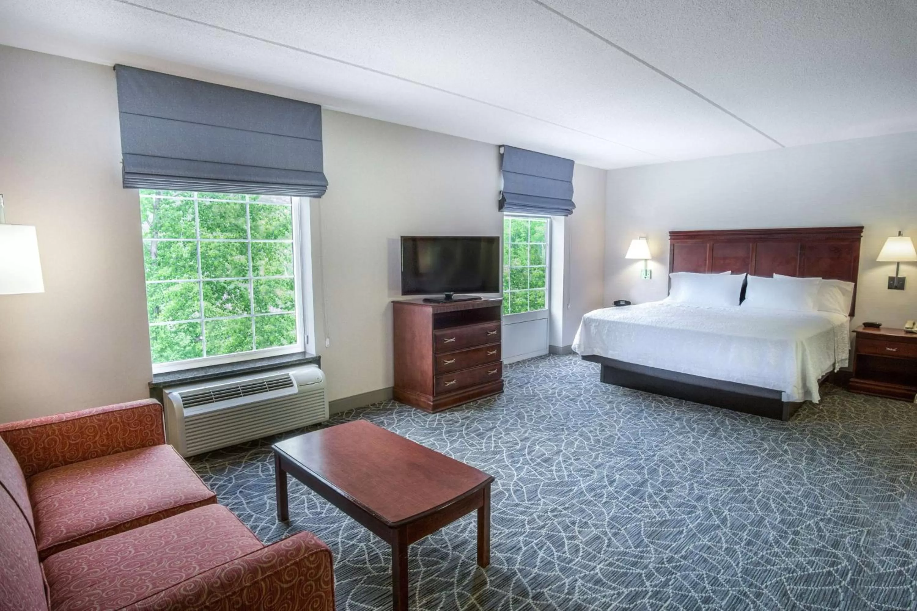 Living room, Bed in Hampton Inn & Suites Berkshires-Lenox