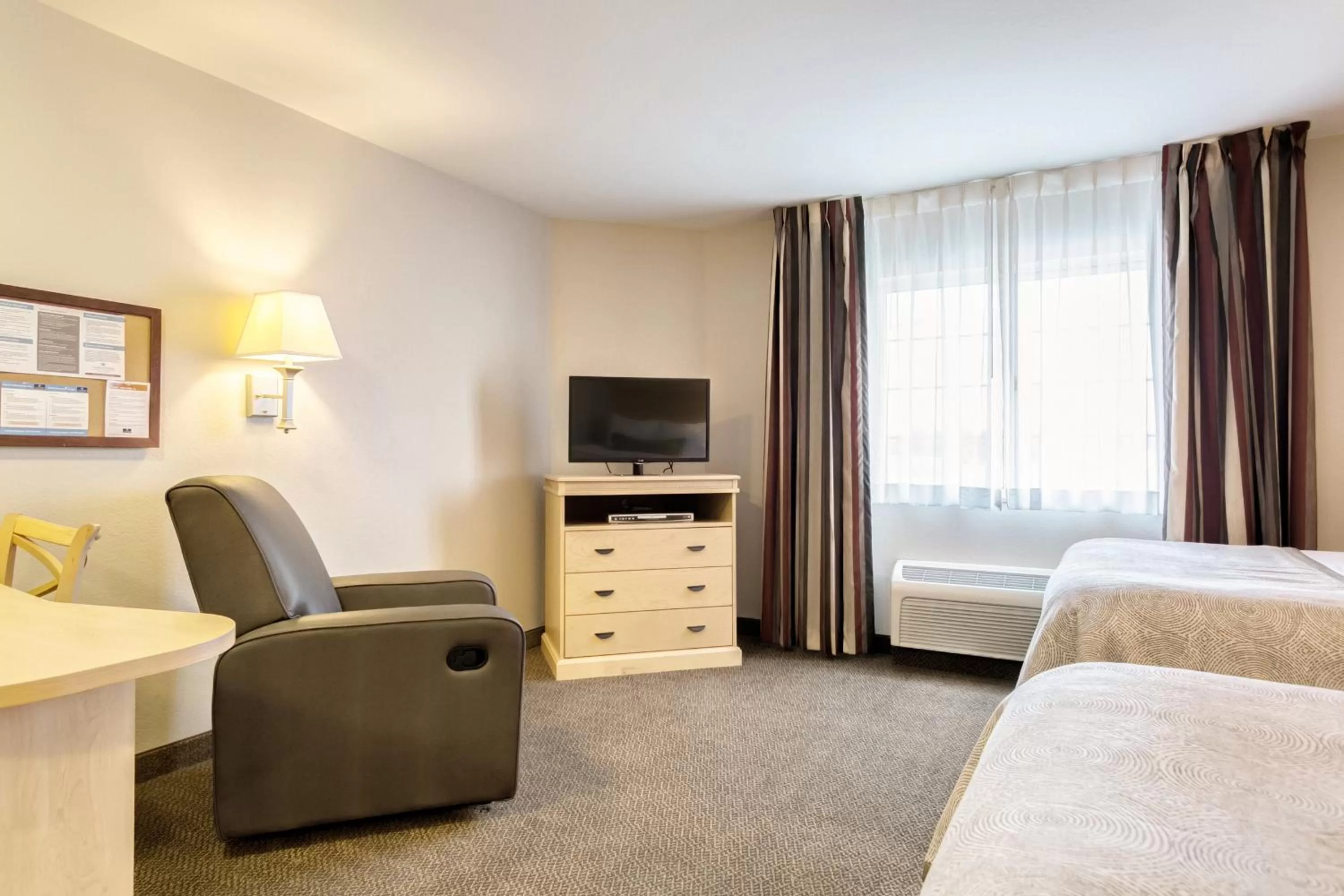 Photo of the whole room, Bed in Candlewood Suites Paducah by IHG