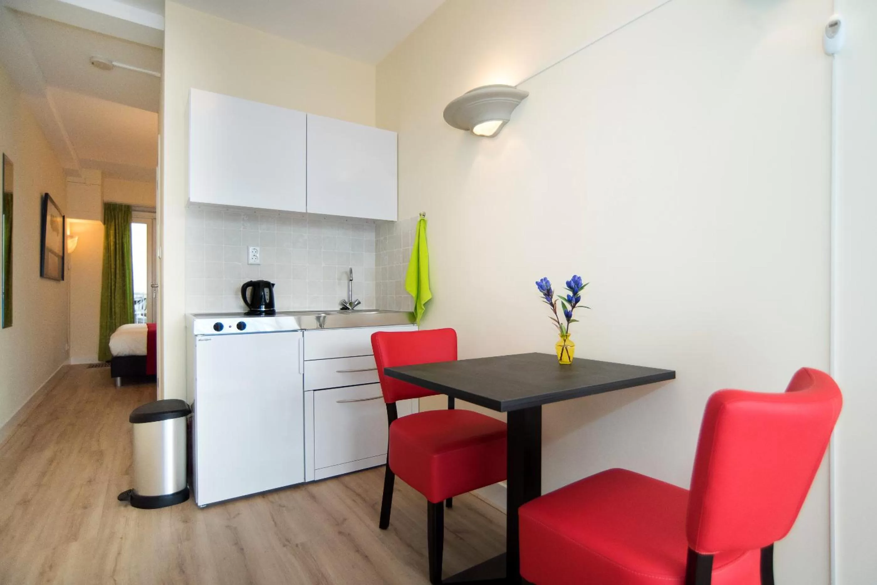 Living room, Kitchen/Kitchenette in Midtown Hotel Twin Studio