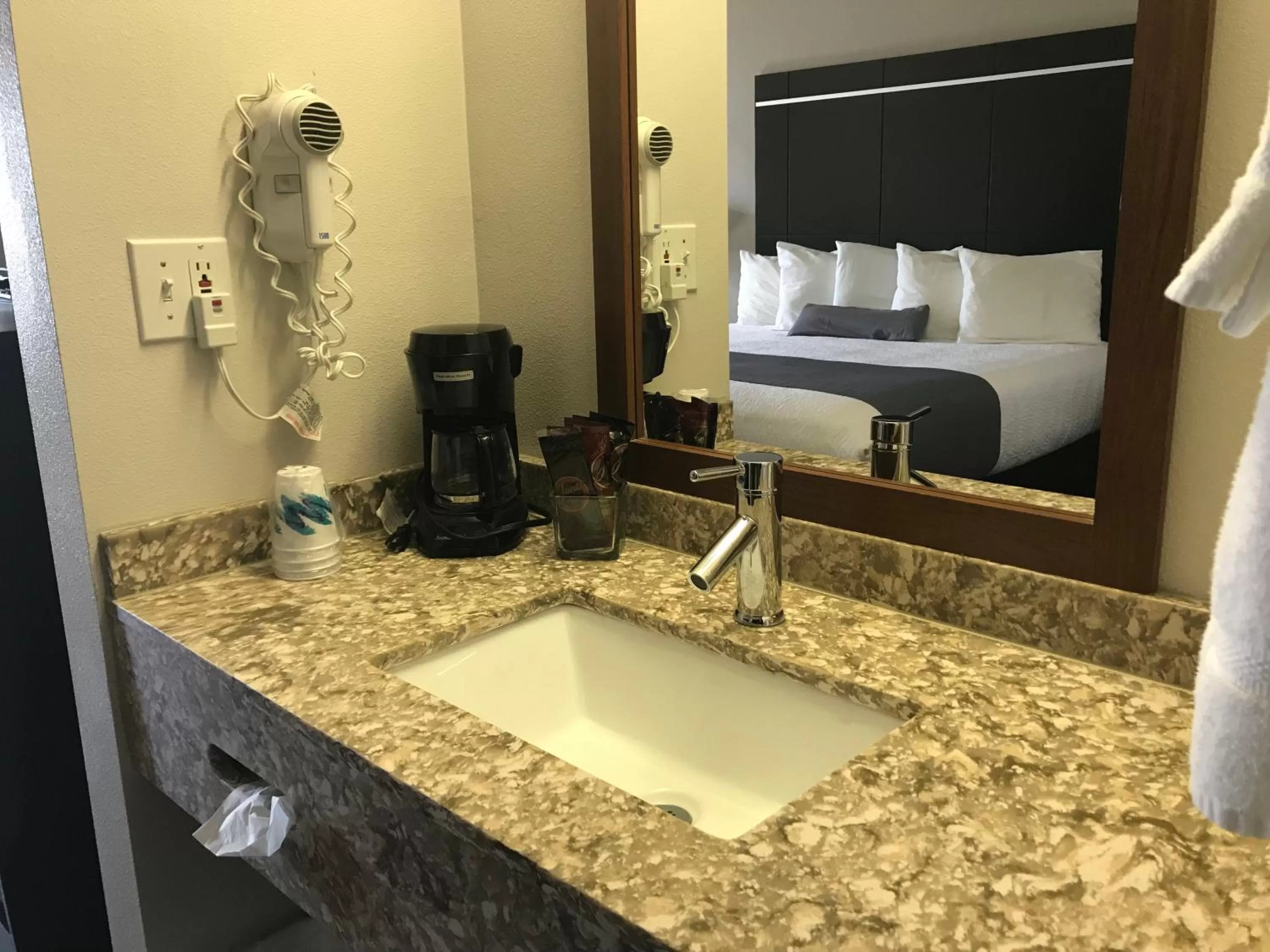 Bathroom, Bed in Ten Pin Inn & Suites