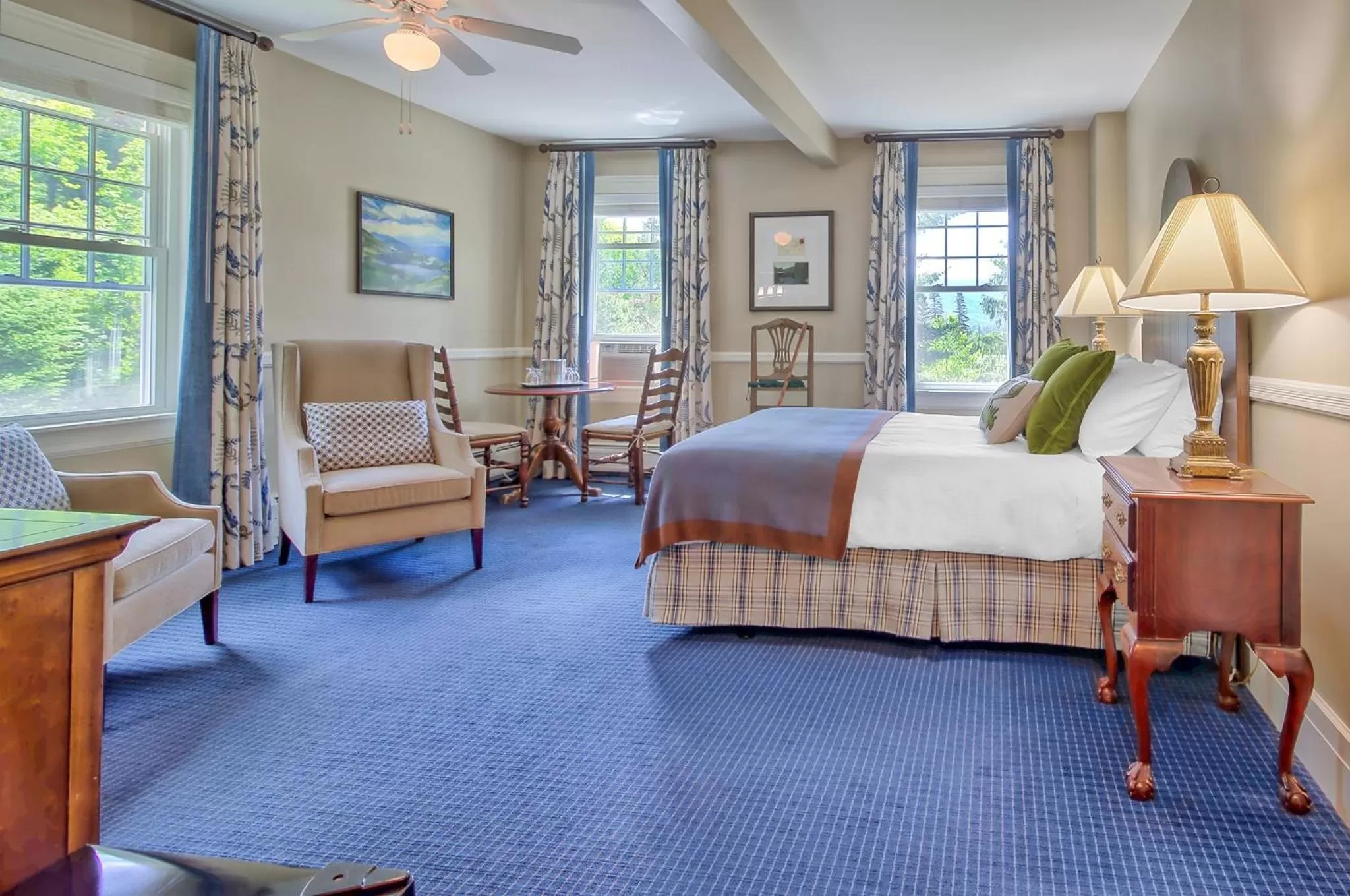 Photo of the whole room, Bed in Omni Bretton Arms Inn at Mount Washington Resort