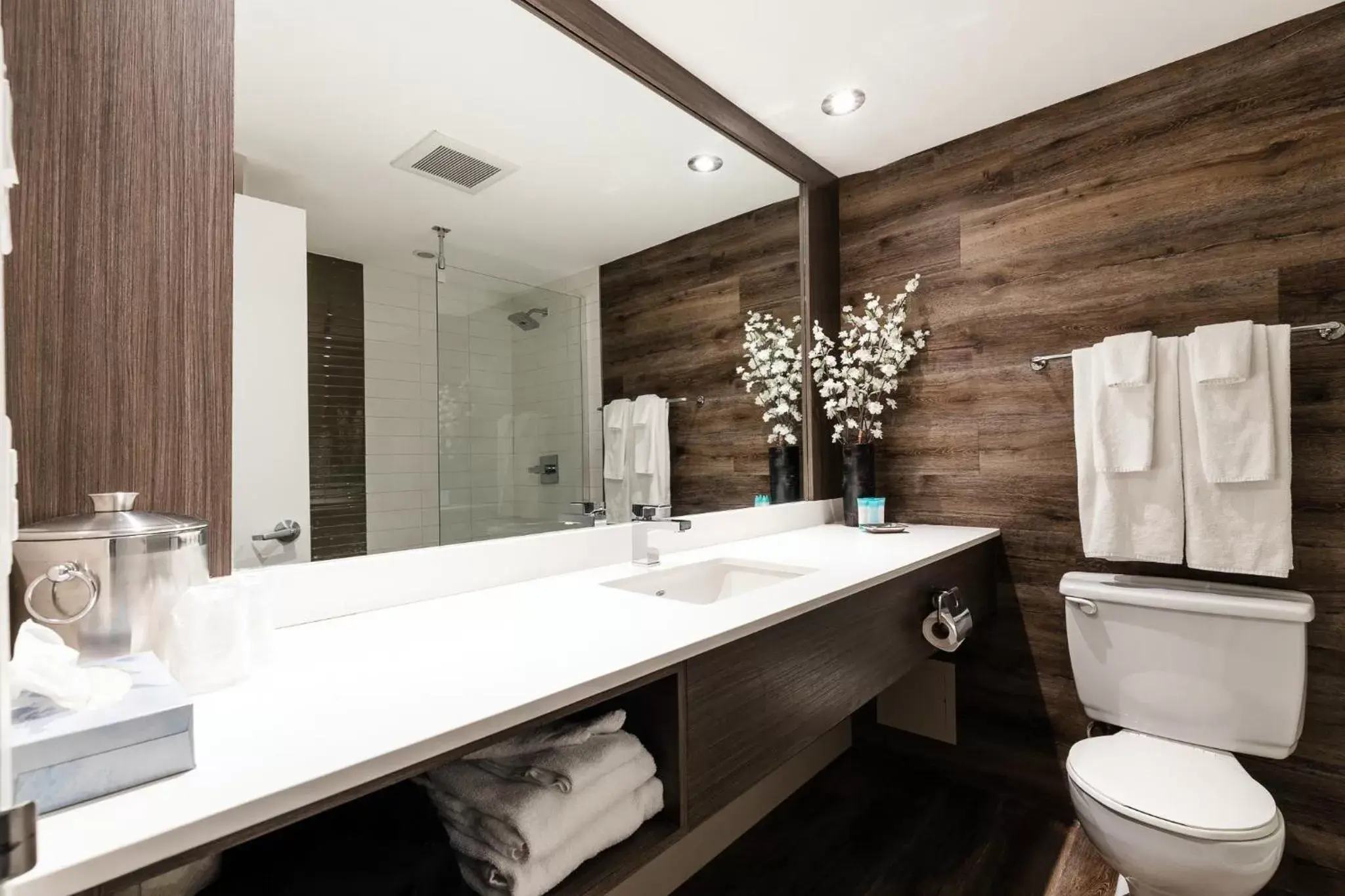 Queen Room in WelcomINNS Ottawa Queen Room in WelcomINNS Ottawa