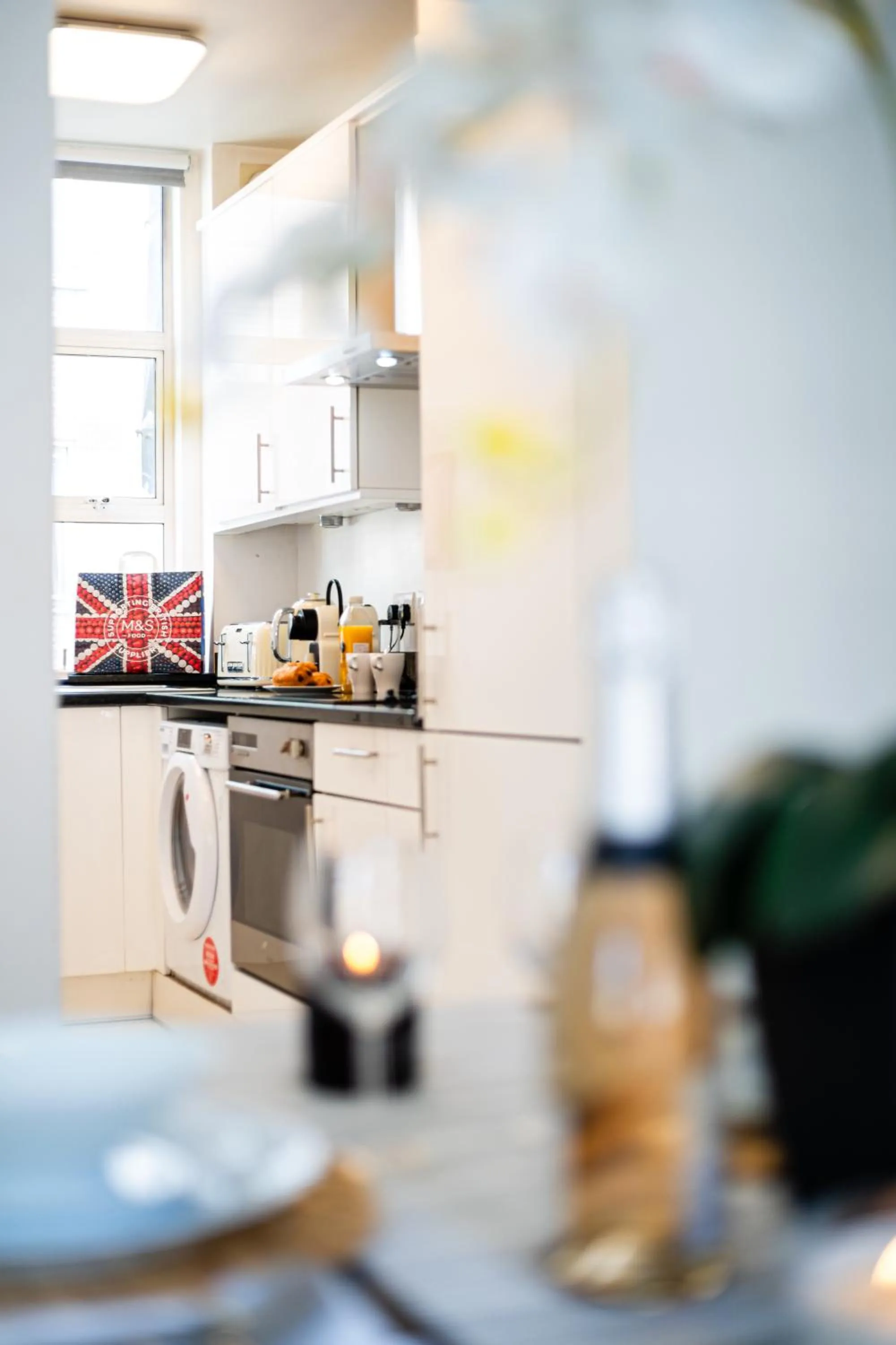 Dining area, Kitchen/Kitchenette in Bond Street Serviced Apartment