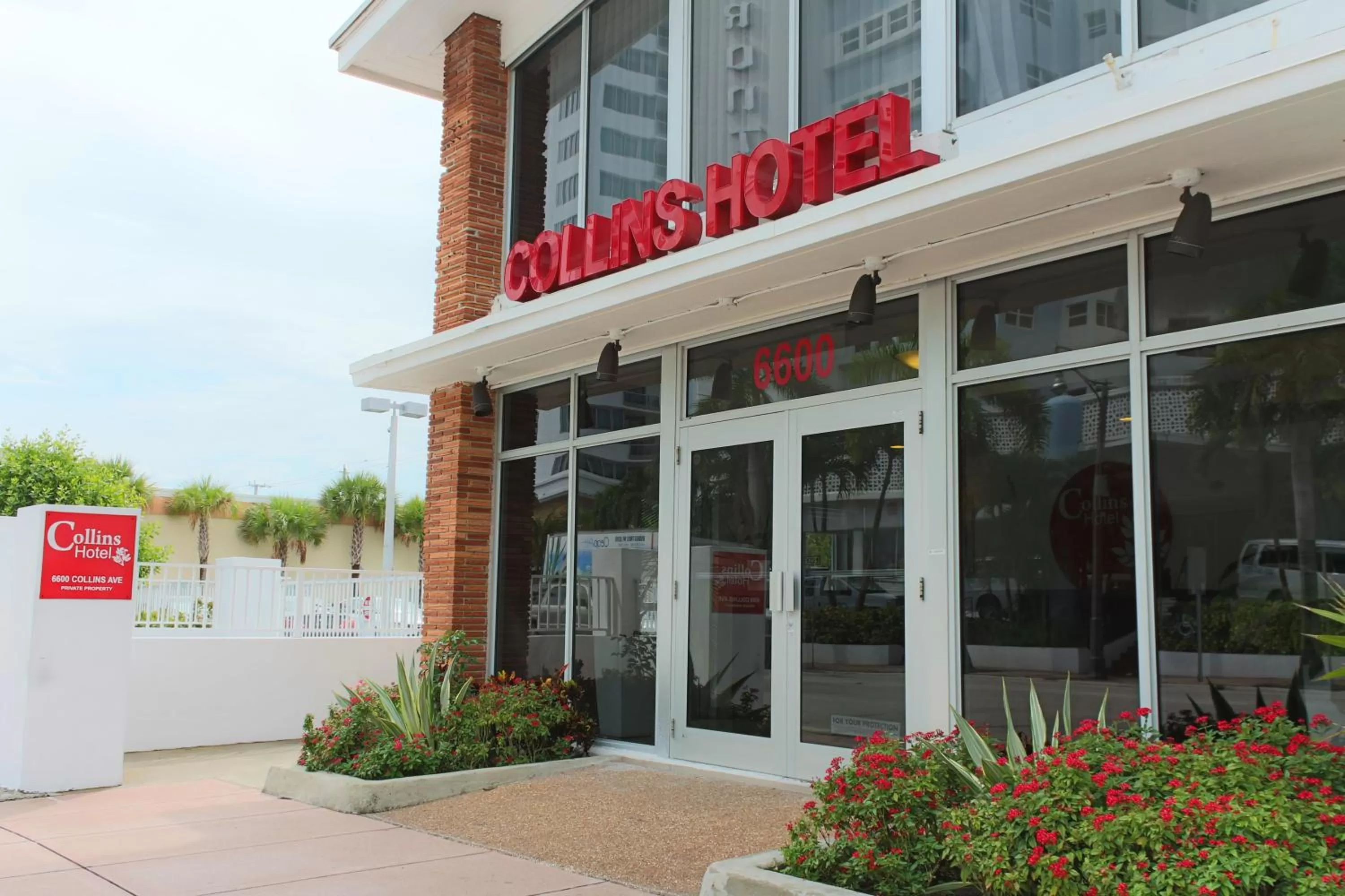 Facade/entrance in Collins Hotel