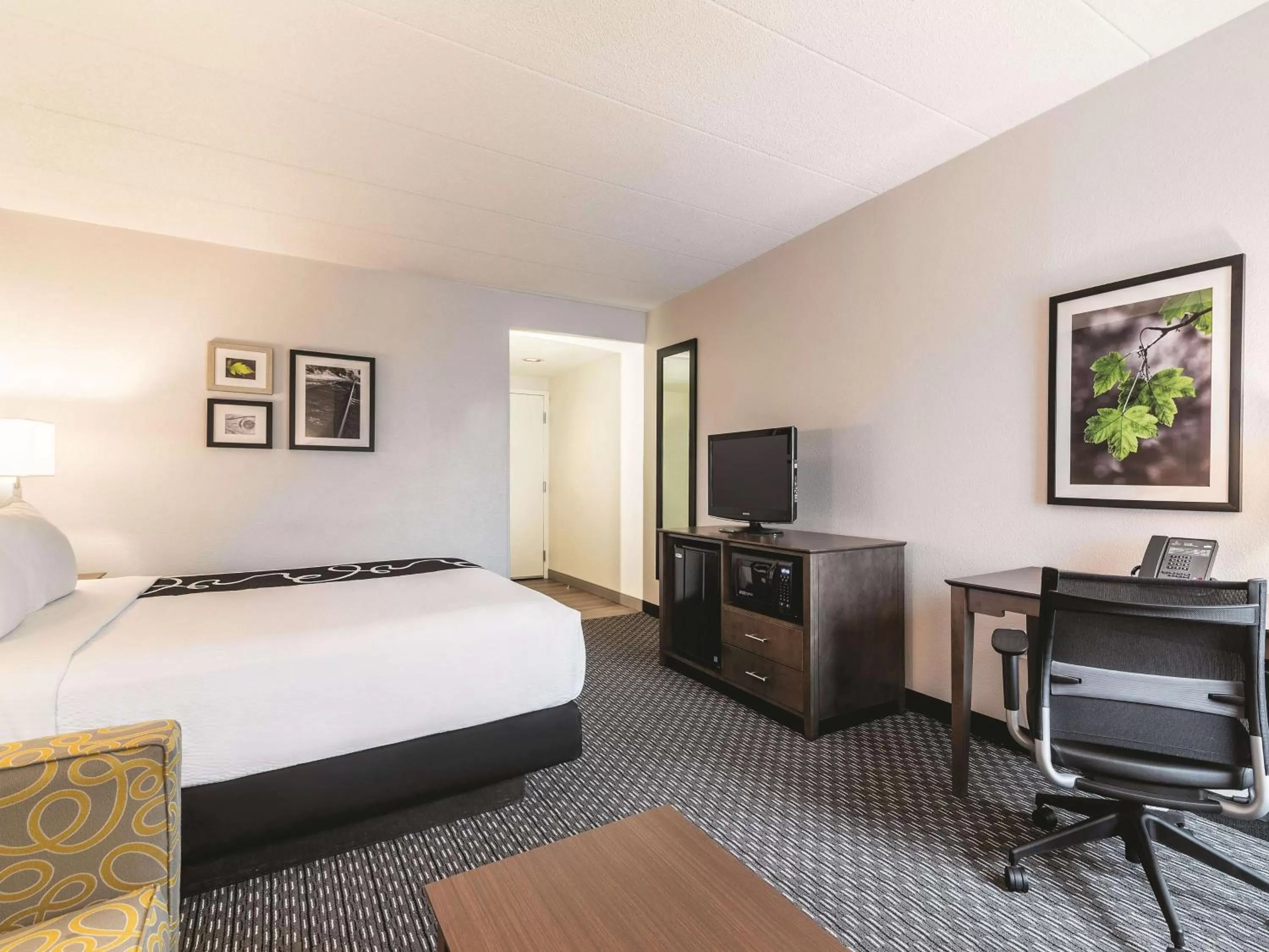 Photo of the whole room, Bed in La Quinta by Wyndham Salem NH