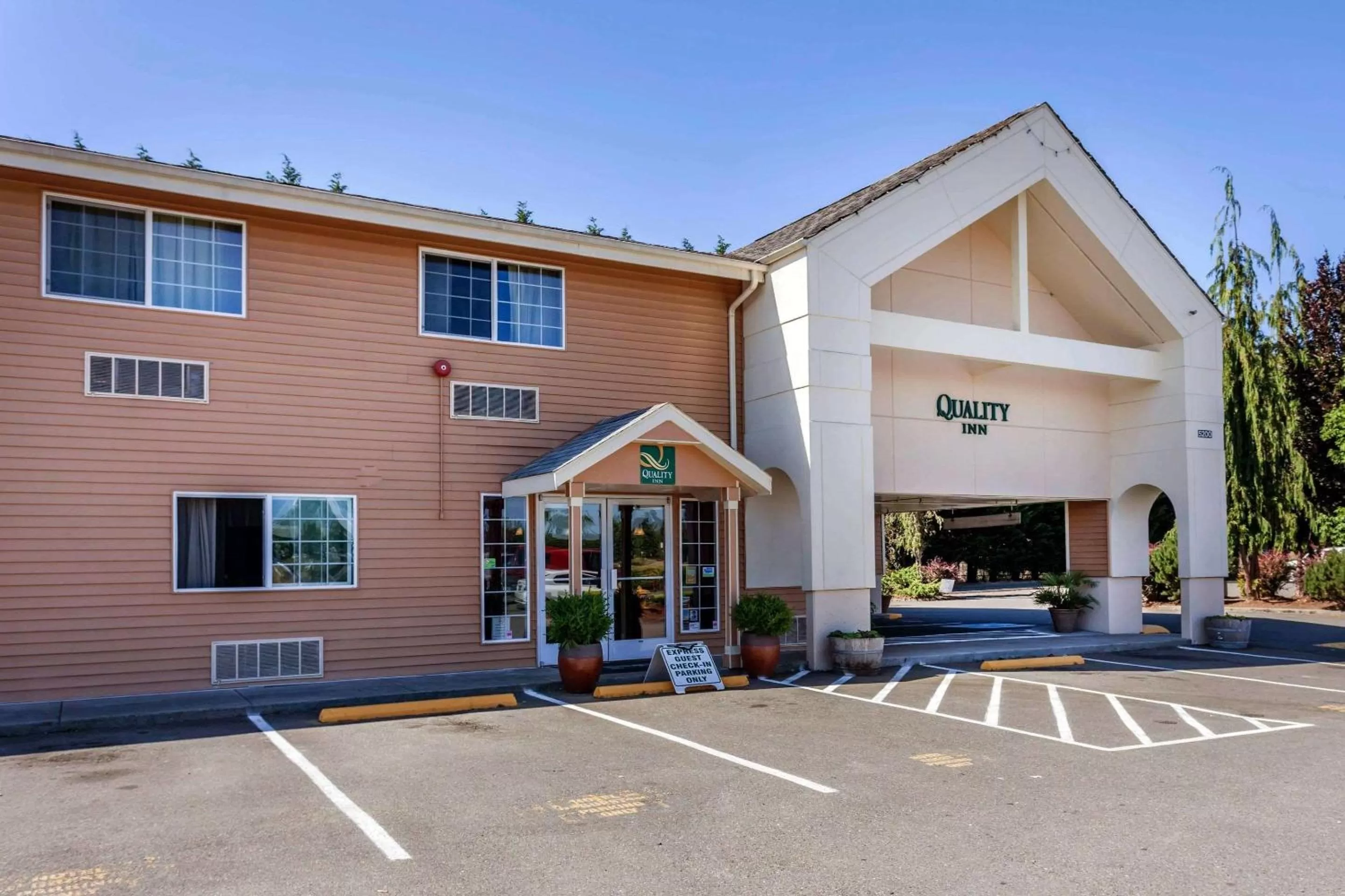 Property Building in Quality Inn Arlington