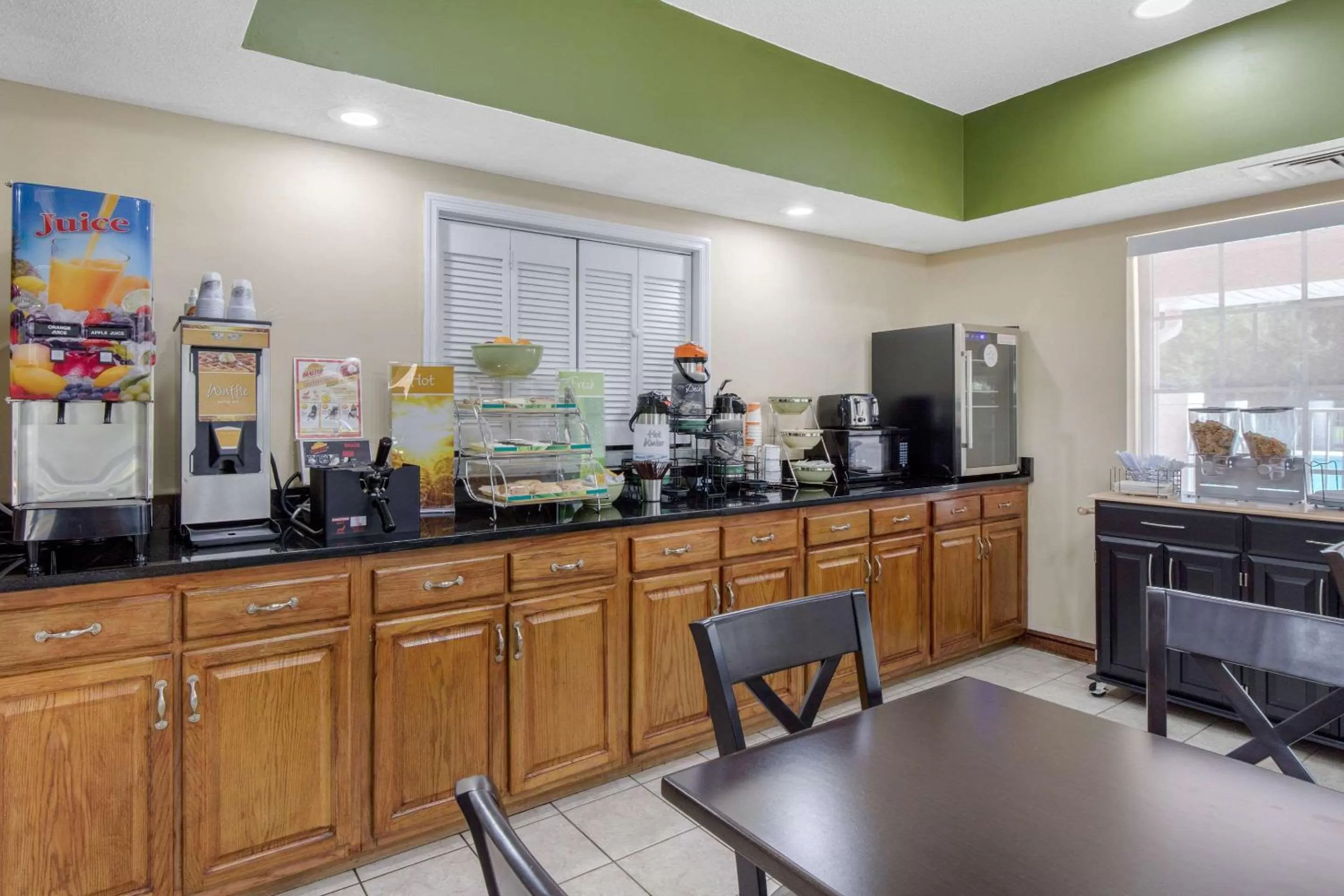 Restaurant/places to eat in Quality Inn