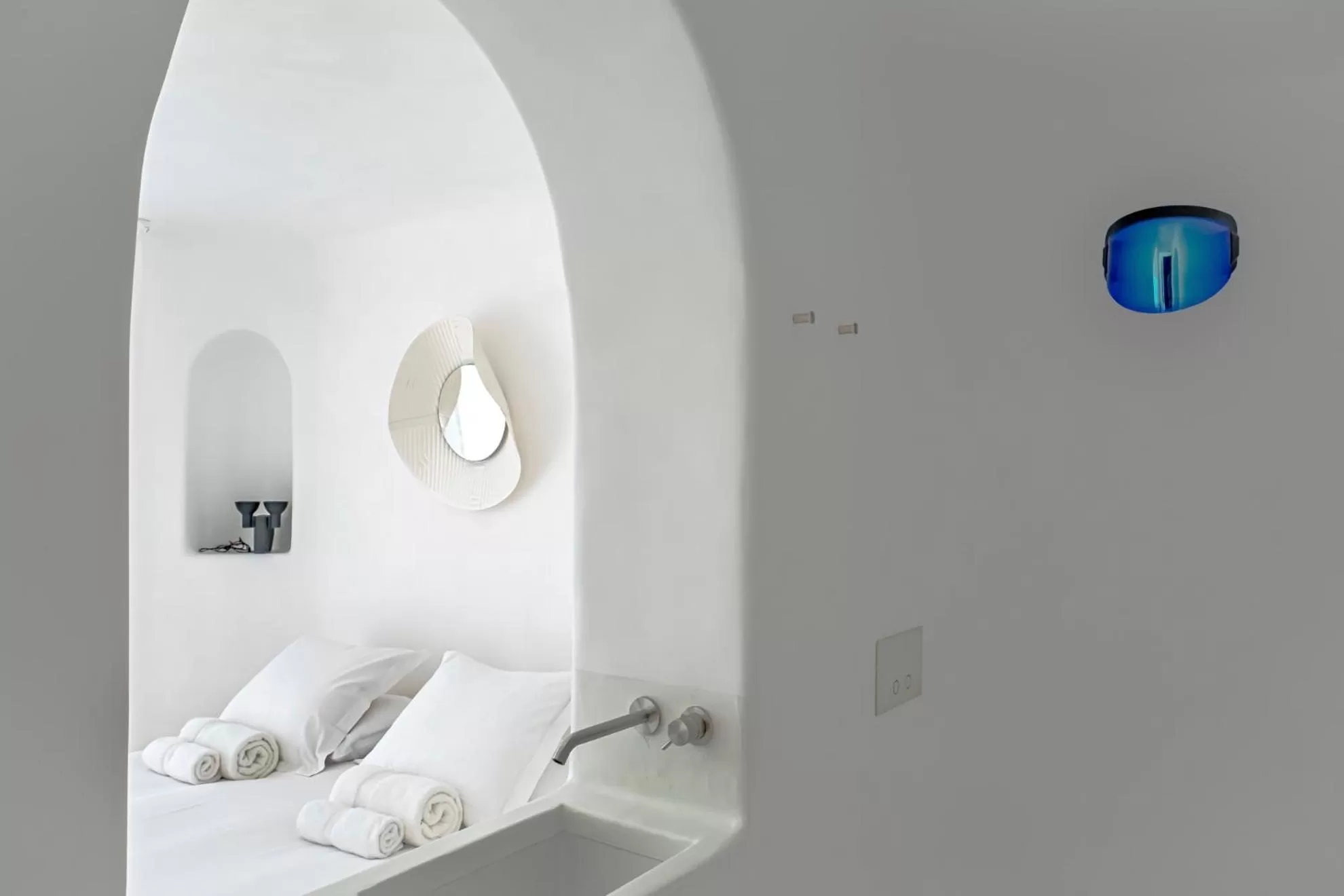 Bathroom, Bed in Hôtel La Reine Jane