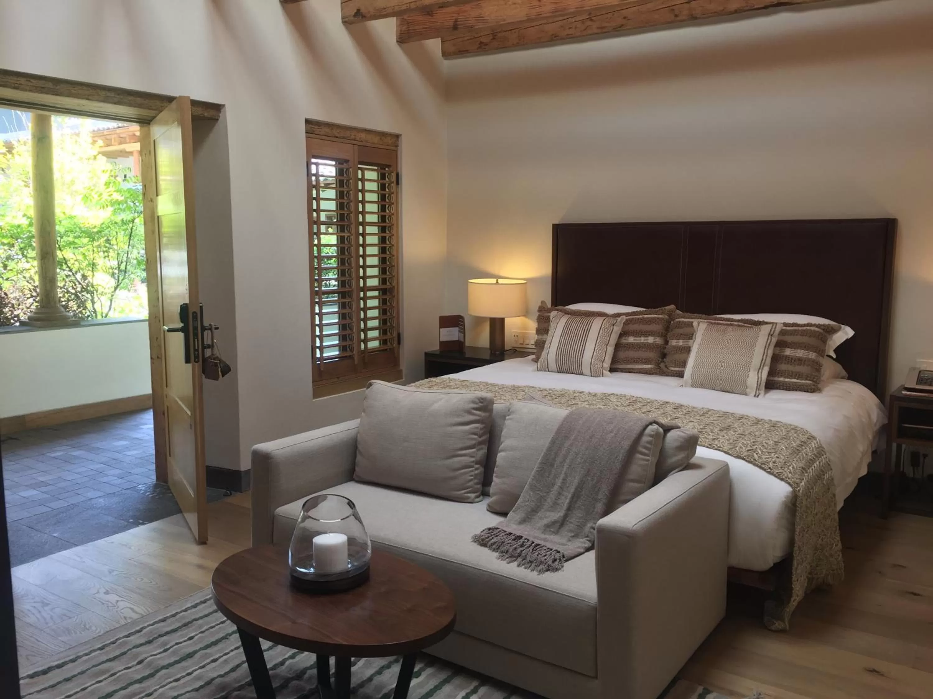 Pool view, Bed in La Casa Rodavento