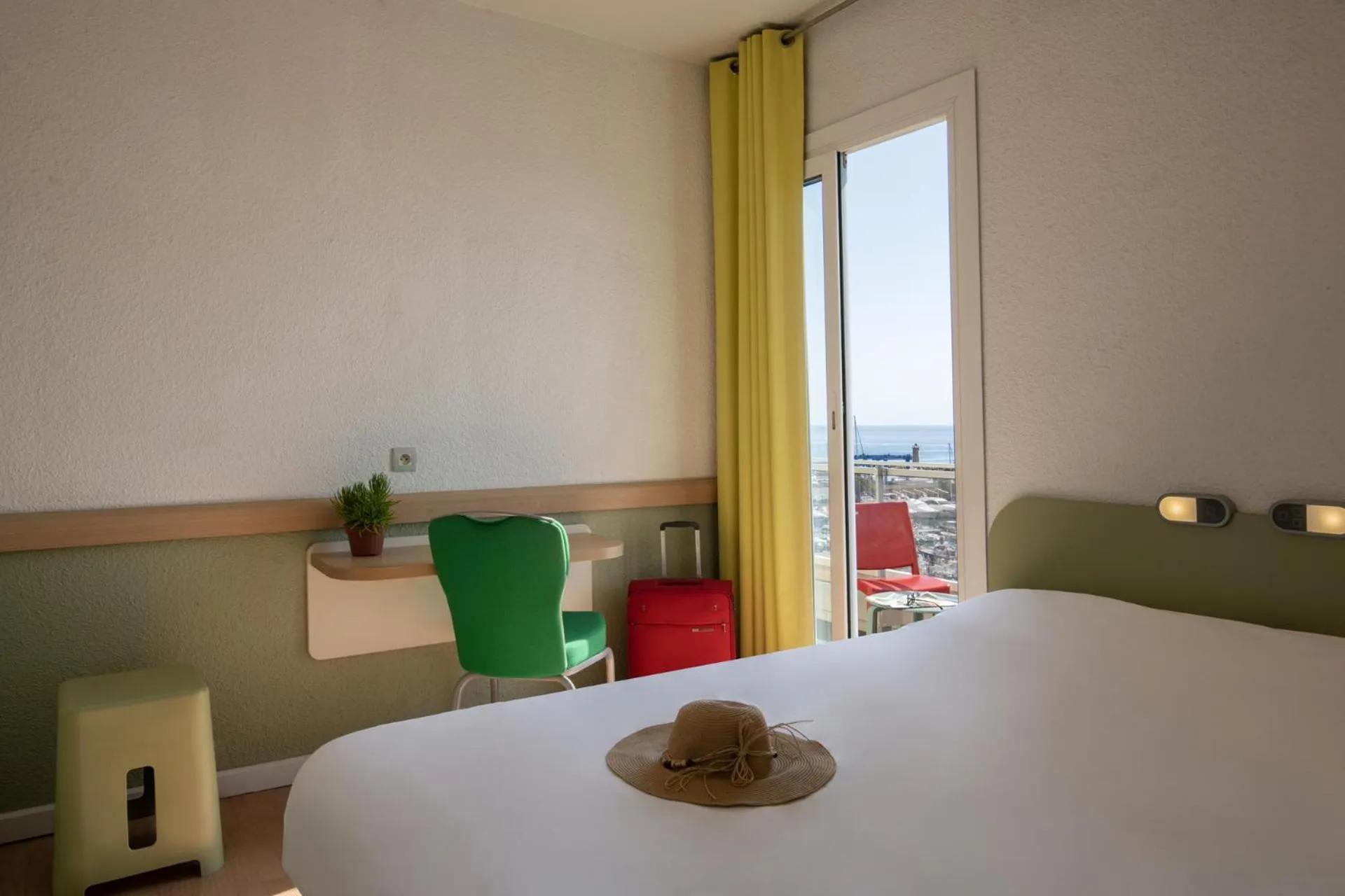 Bedroom, Bed in ibis budget Menton Bord de Mer