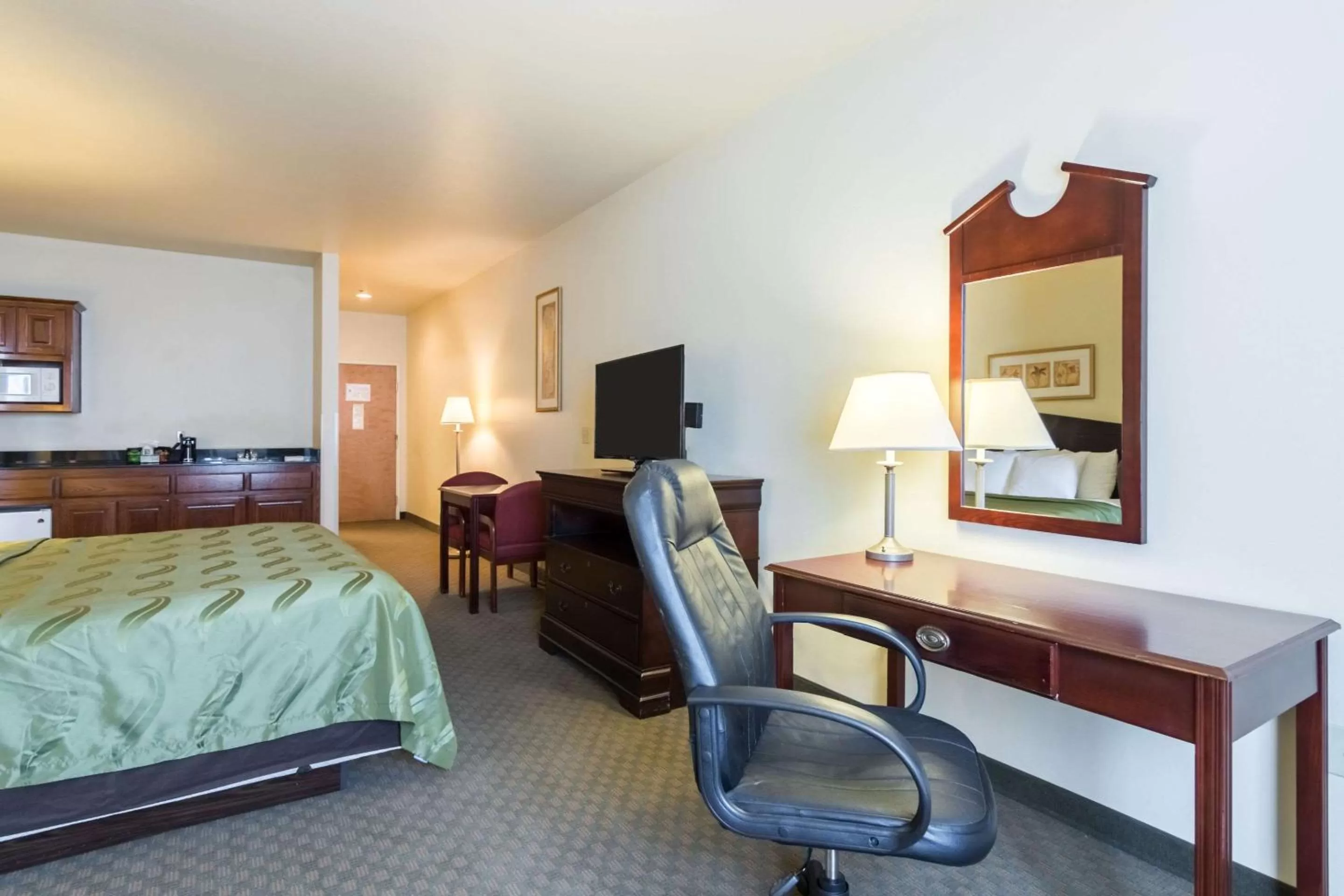 Bedroom, Bed in Quality Inn & Suites of Alma - Northeast from Fort Smith