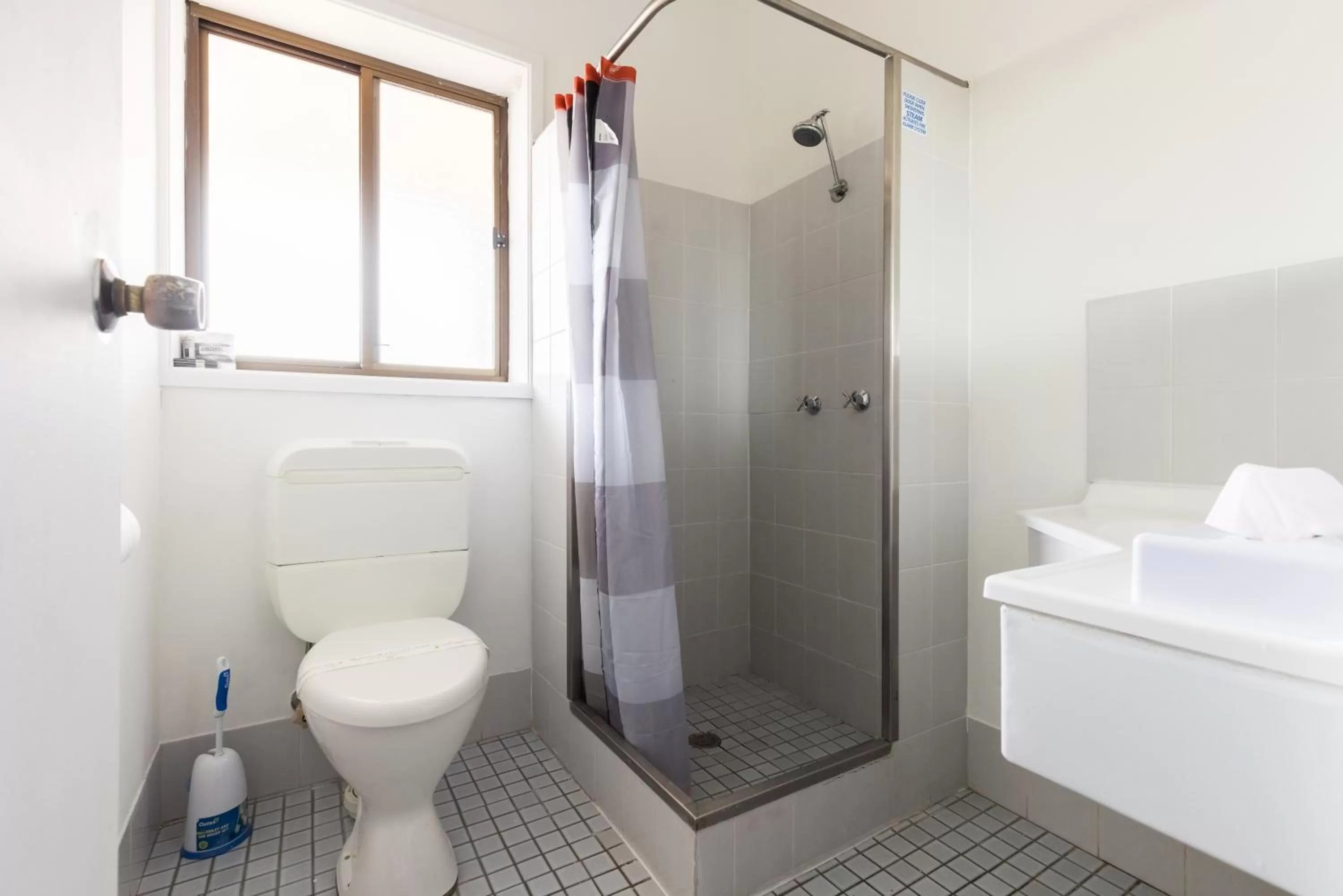 Bathroom in Midlands Motel