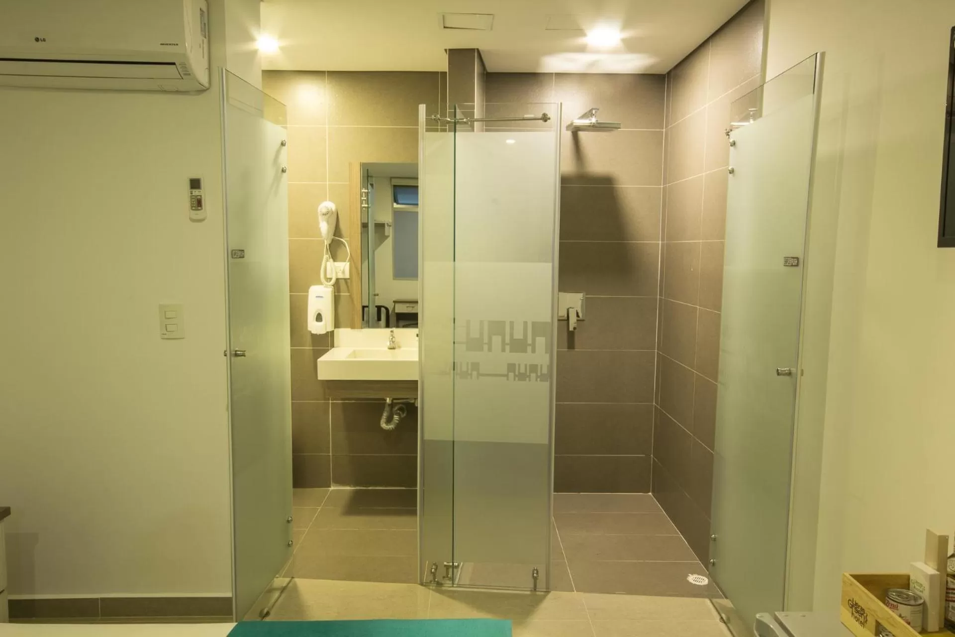 Shower in Lleras Green Hotel