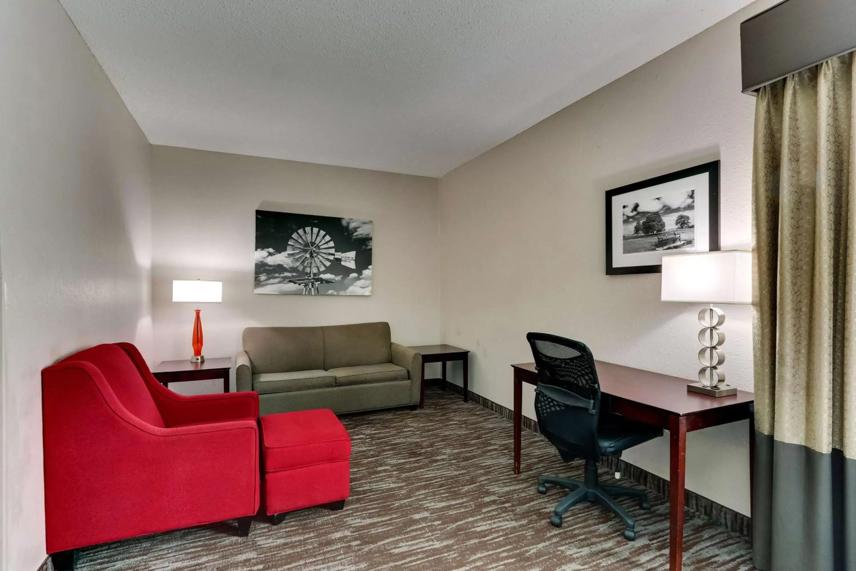 Living room in Best Western Plus University Inn & Suites