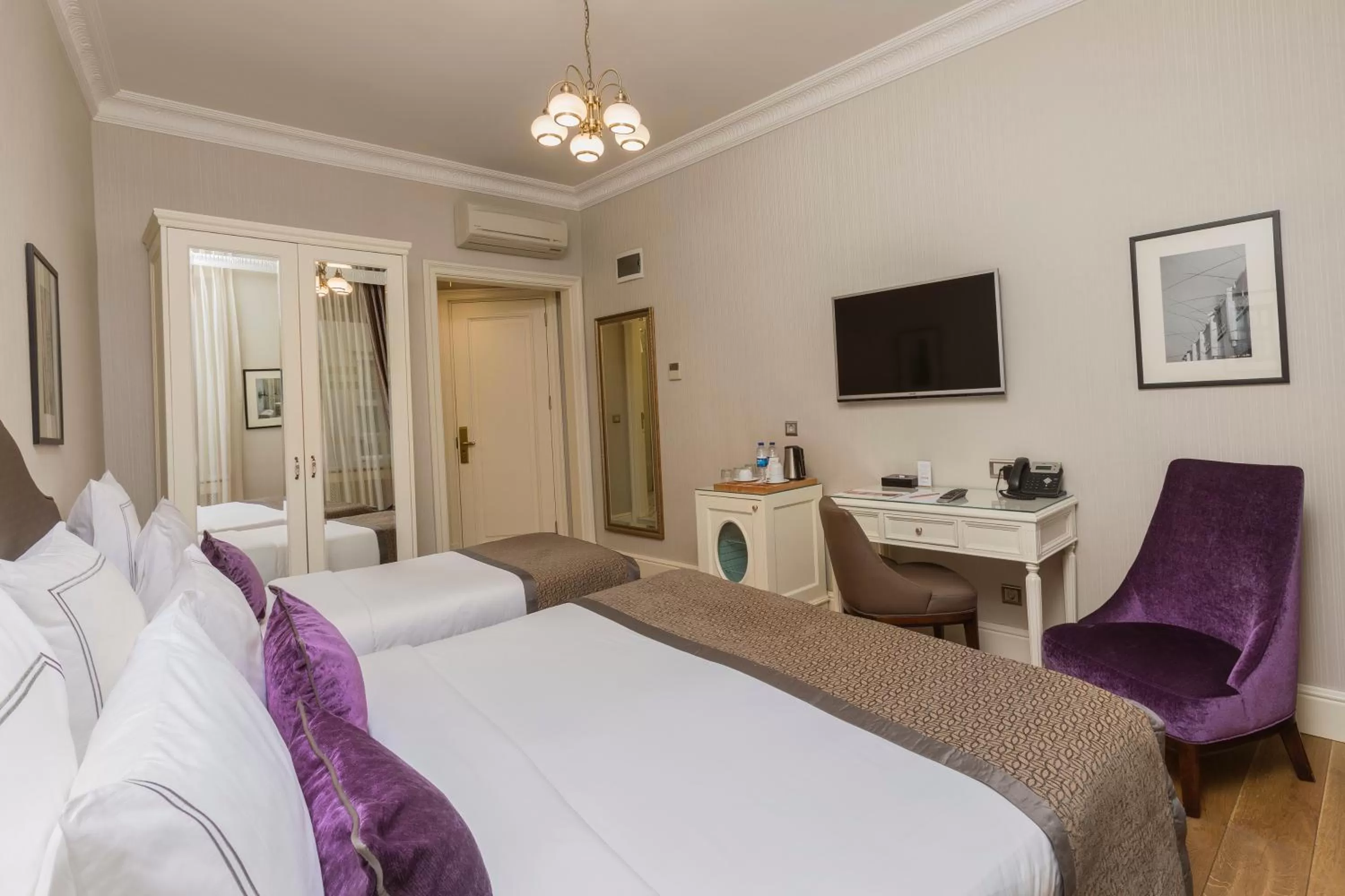 Bed in Meroddi Galata Mansion