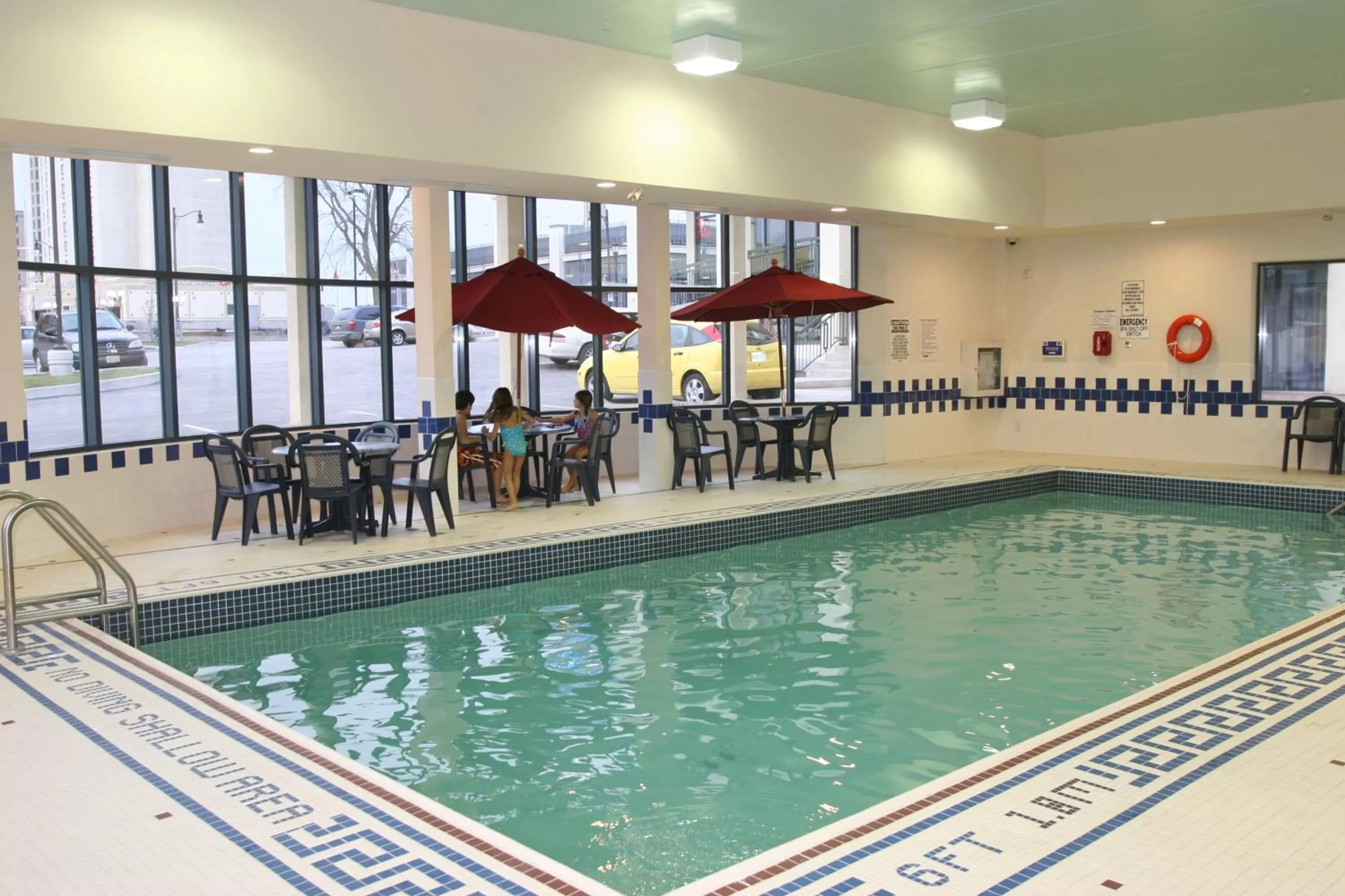 Swimming pool in Comfort Inn Fallsview