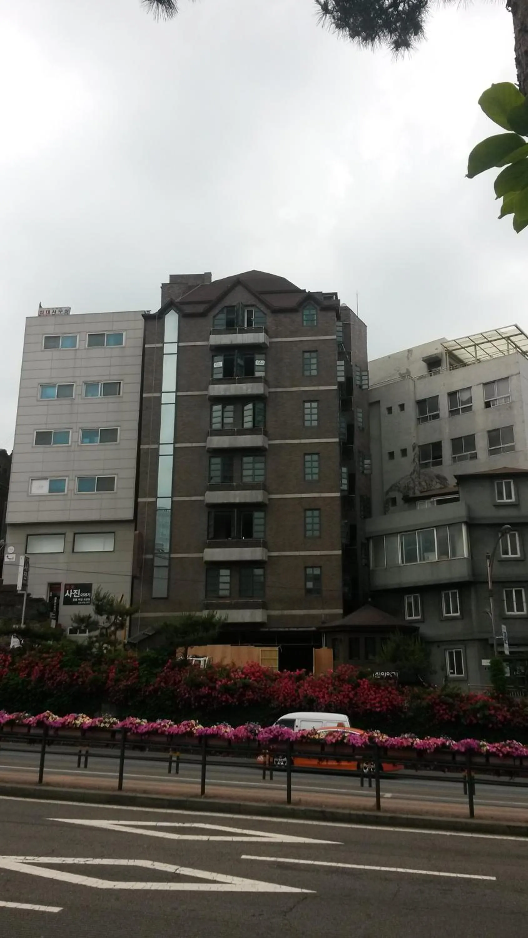 Property building in Ehwa In Myeongdong