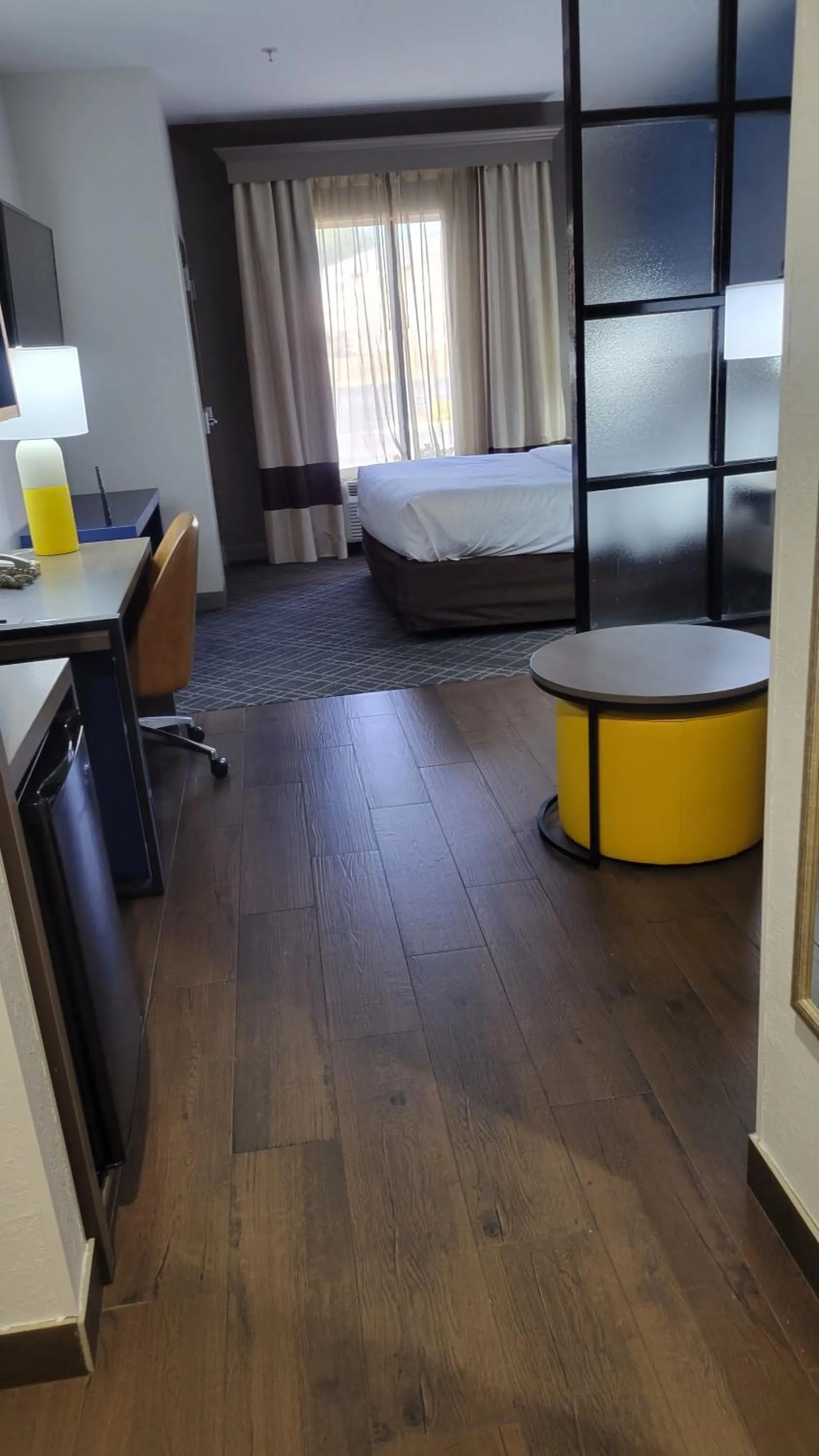 Living room, Bed in Comfort Suites Macon Northwest