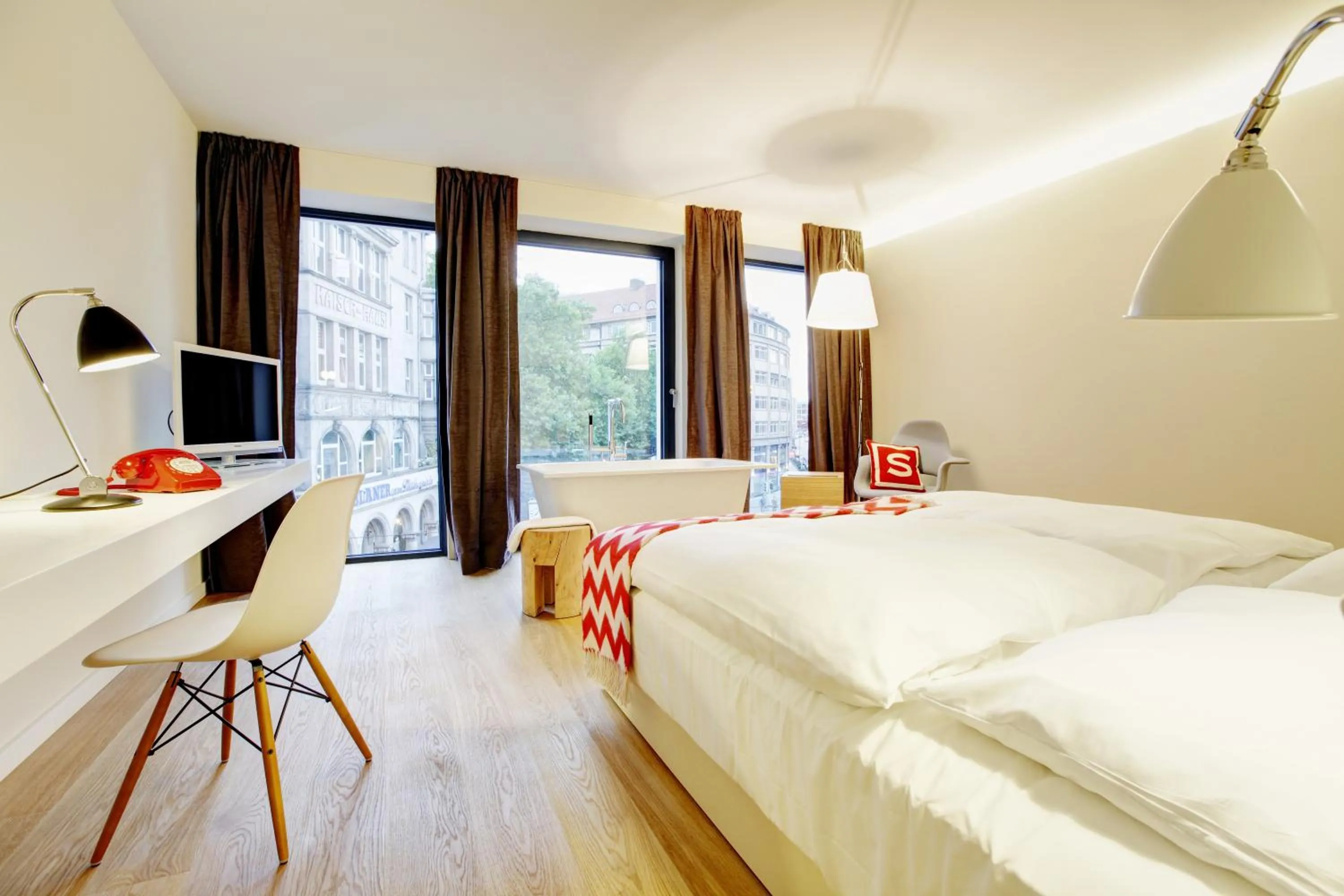 Photo of the whole room, Bed in Smartcity Designhotel