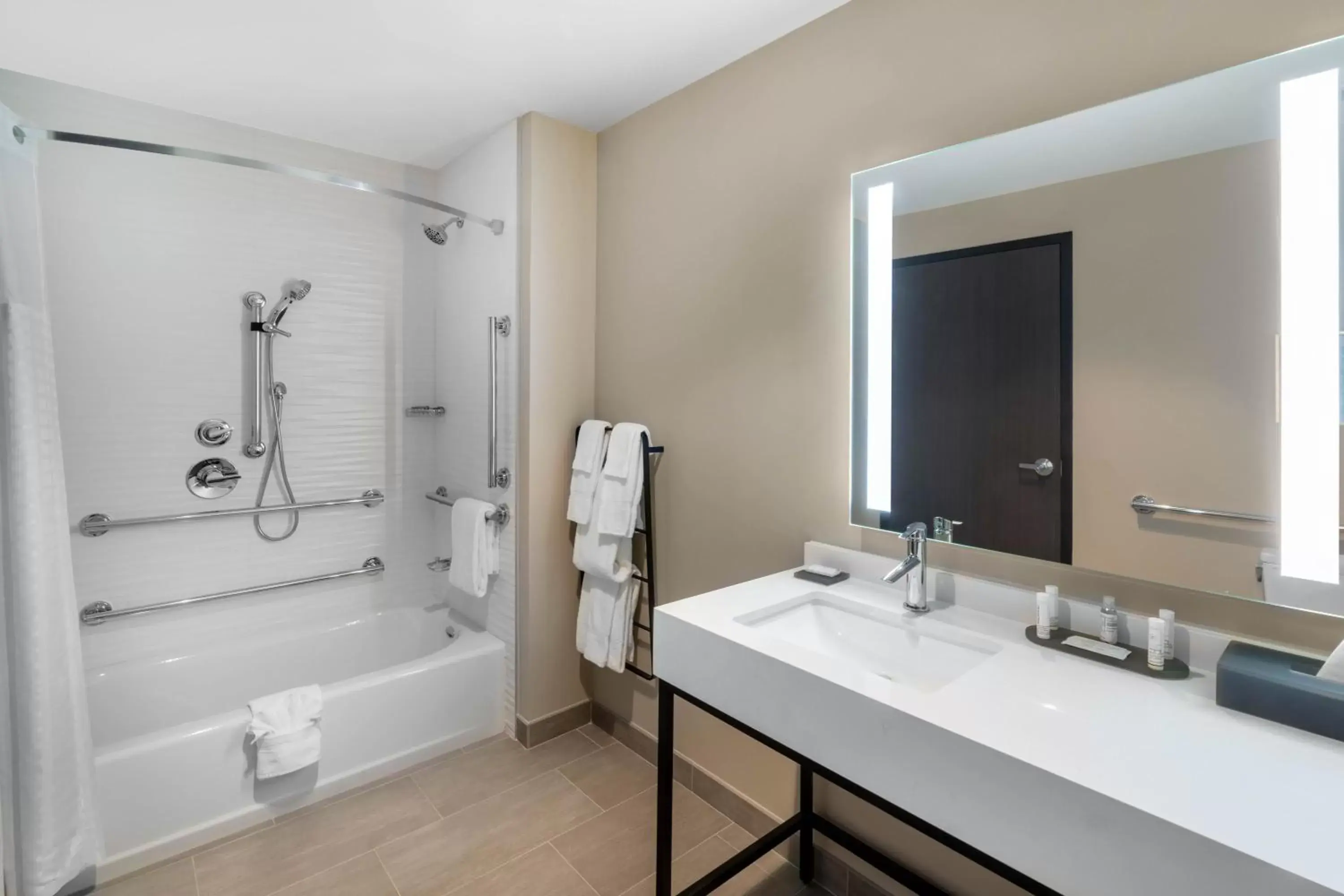 Corner Studio King Suite with Tub with Grab Bars - Mobility Accessible/Non-Smoking in La Quinta Inn & Suites by Wyndham Nashville Downtown Stadium Corner Studio King Suite with Tub with Grab Bars - Mobility Accessible/Non-Smoking in La Quinta Inn & Suites by Wyndham Nashville Downtown Stadium