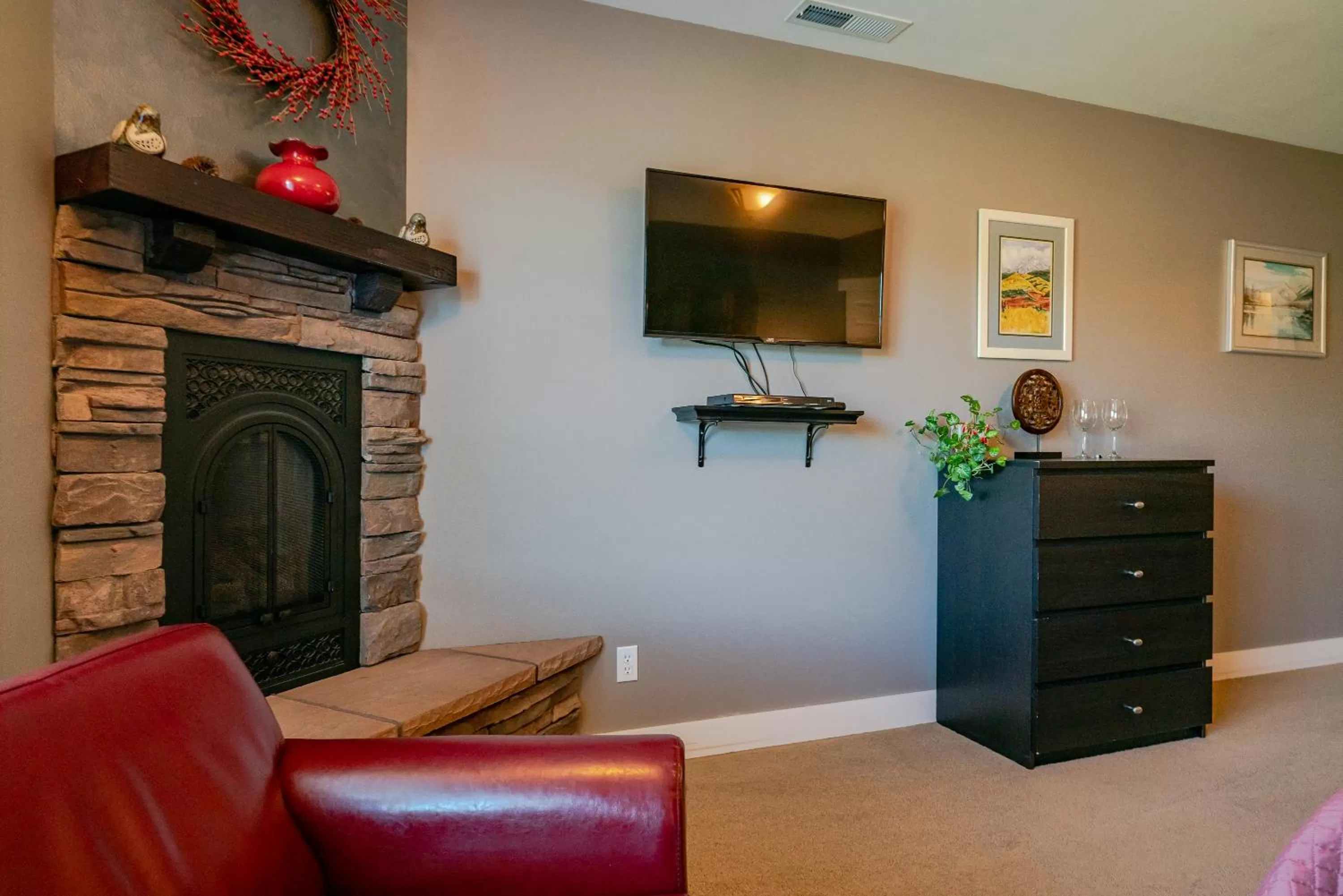 Seating area, TV/Entertainment Center in Granite Hills Inn