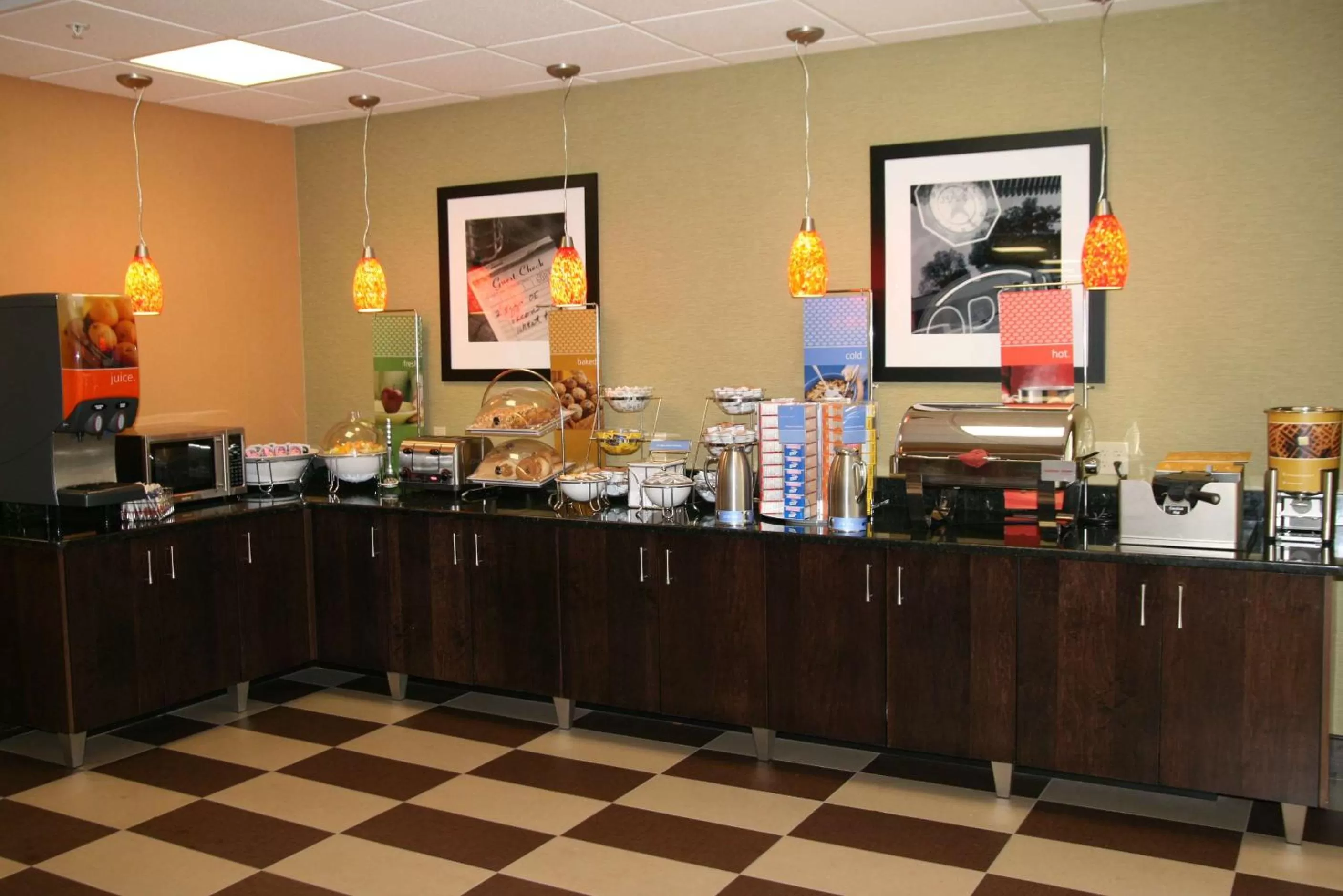 Dining area in Hampton Inn Youngstown-North