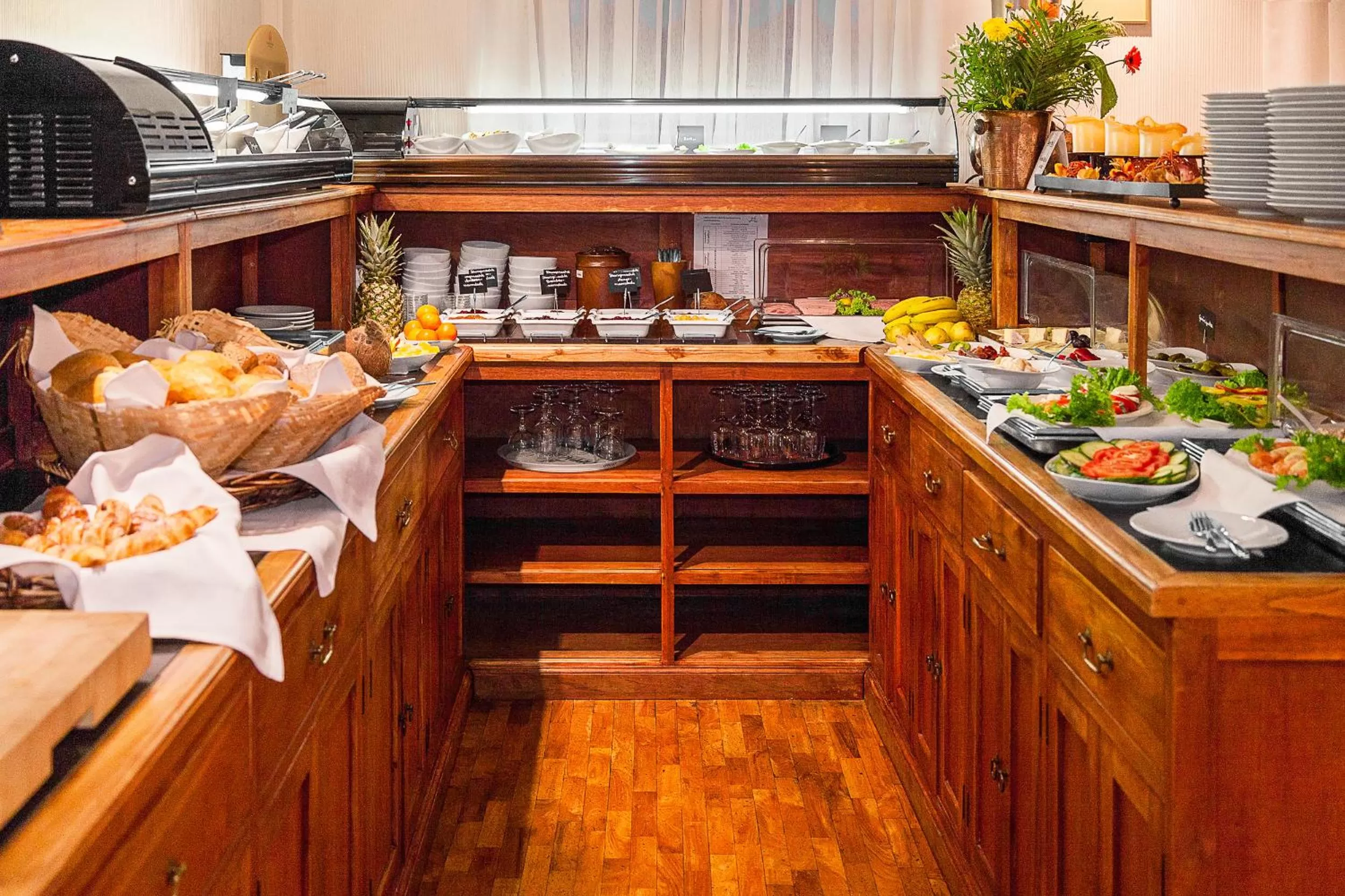 Buffet breakfast in Hotel Aviv Dresden