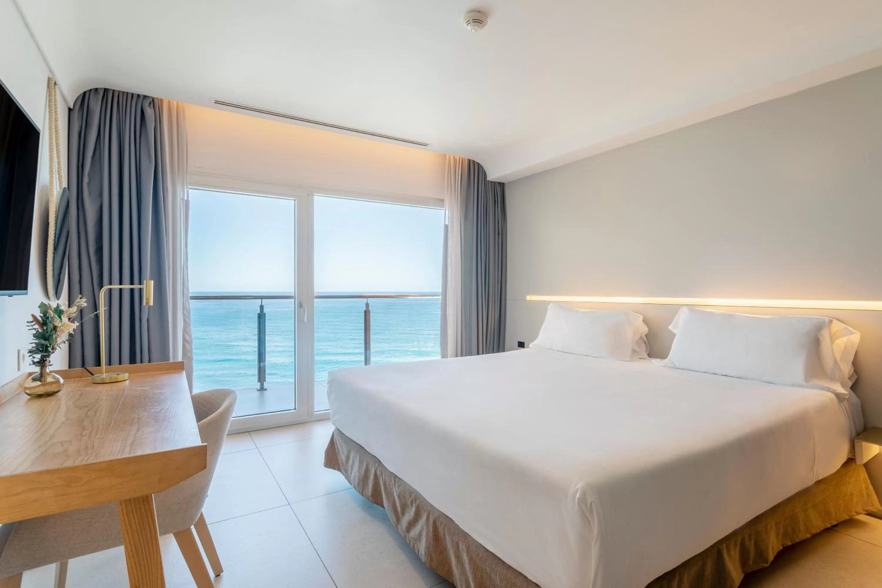 Balcony/Terrace, Bed in INNSiDE by Meliá Alicante Porta Maris