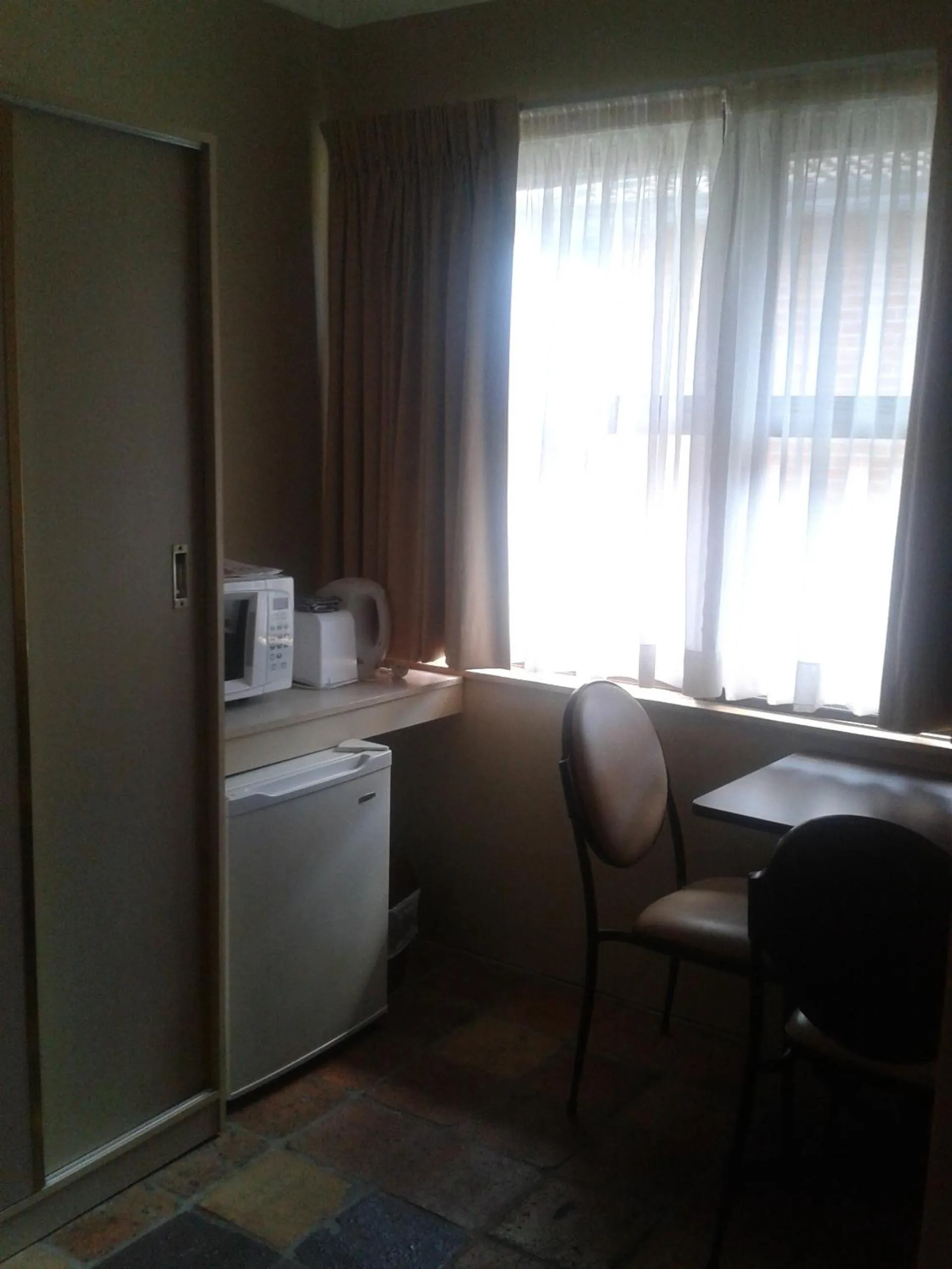 Day in Elsinor Motor Lodge