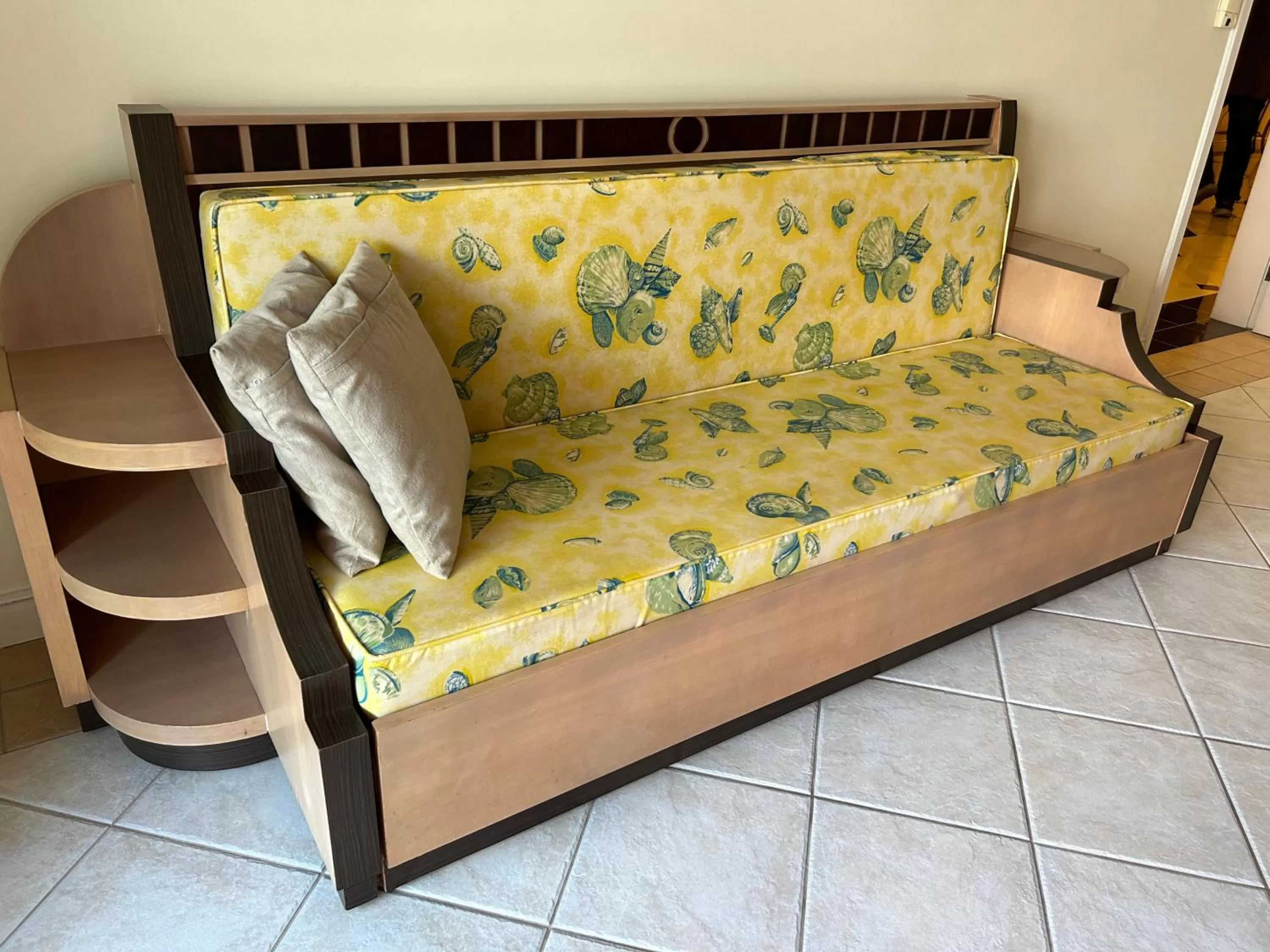 Living room, Bed in Golfinhos Apart Hotel