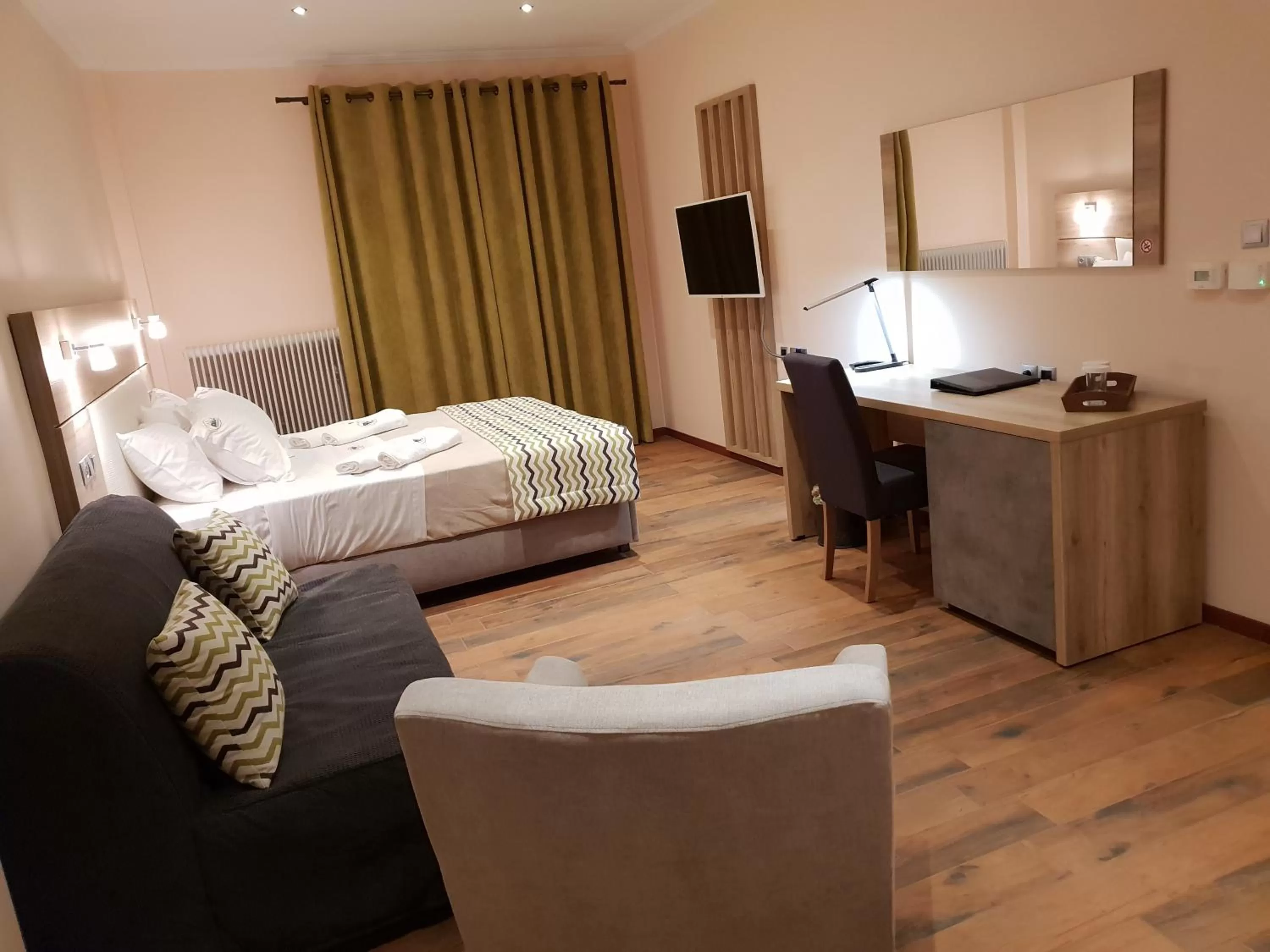 Photo of the whole room, Bed in Mondeus Inn Luxury