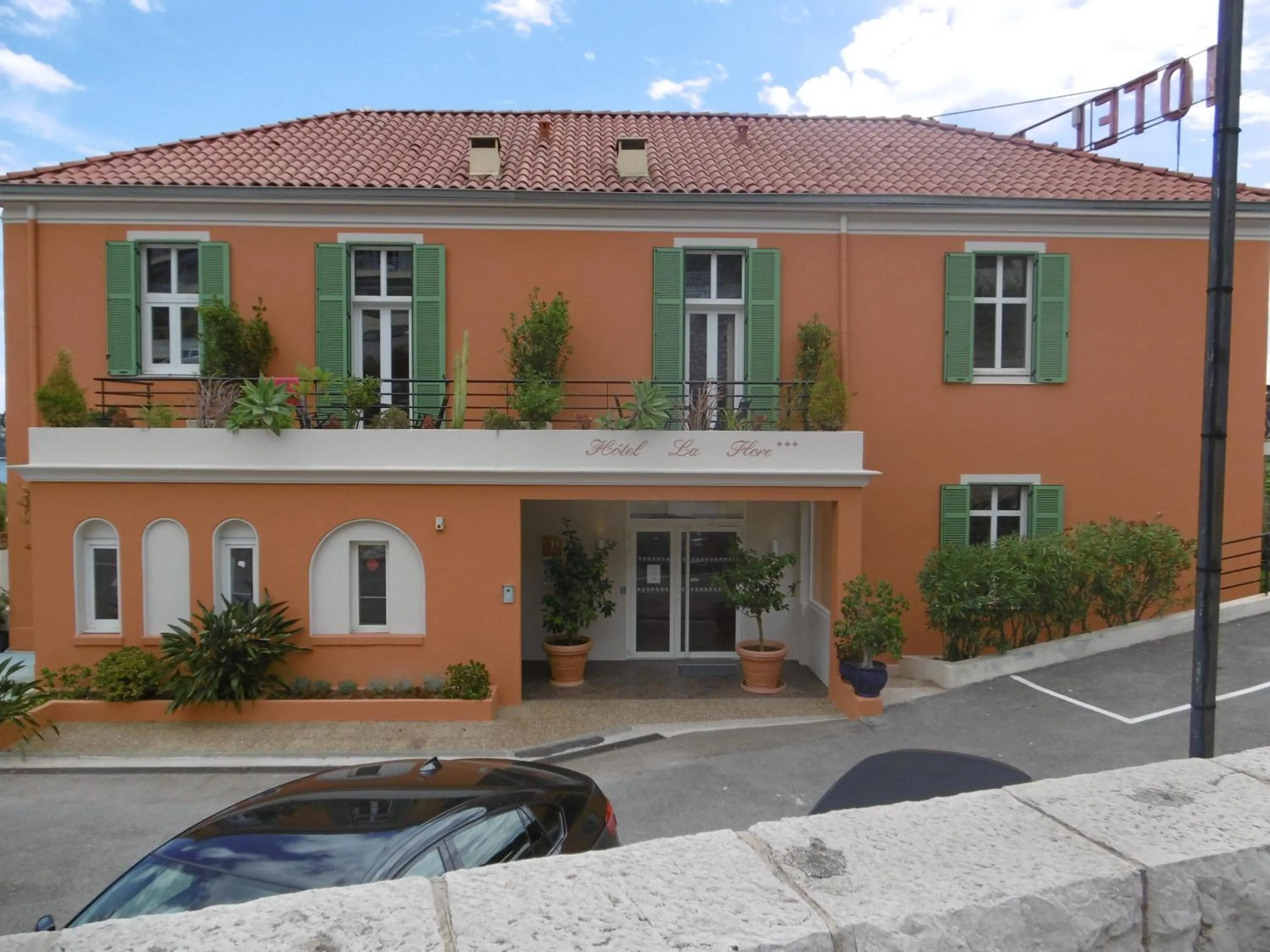 Facade/entrance in Hôtel La Flore