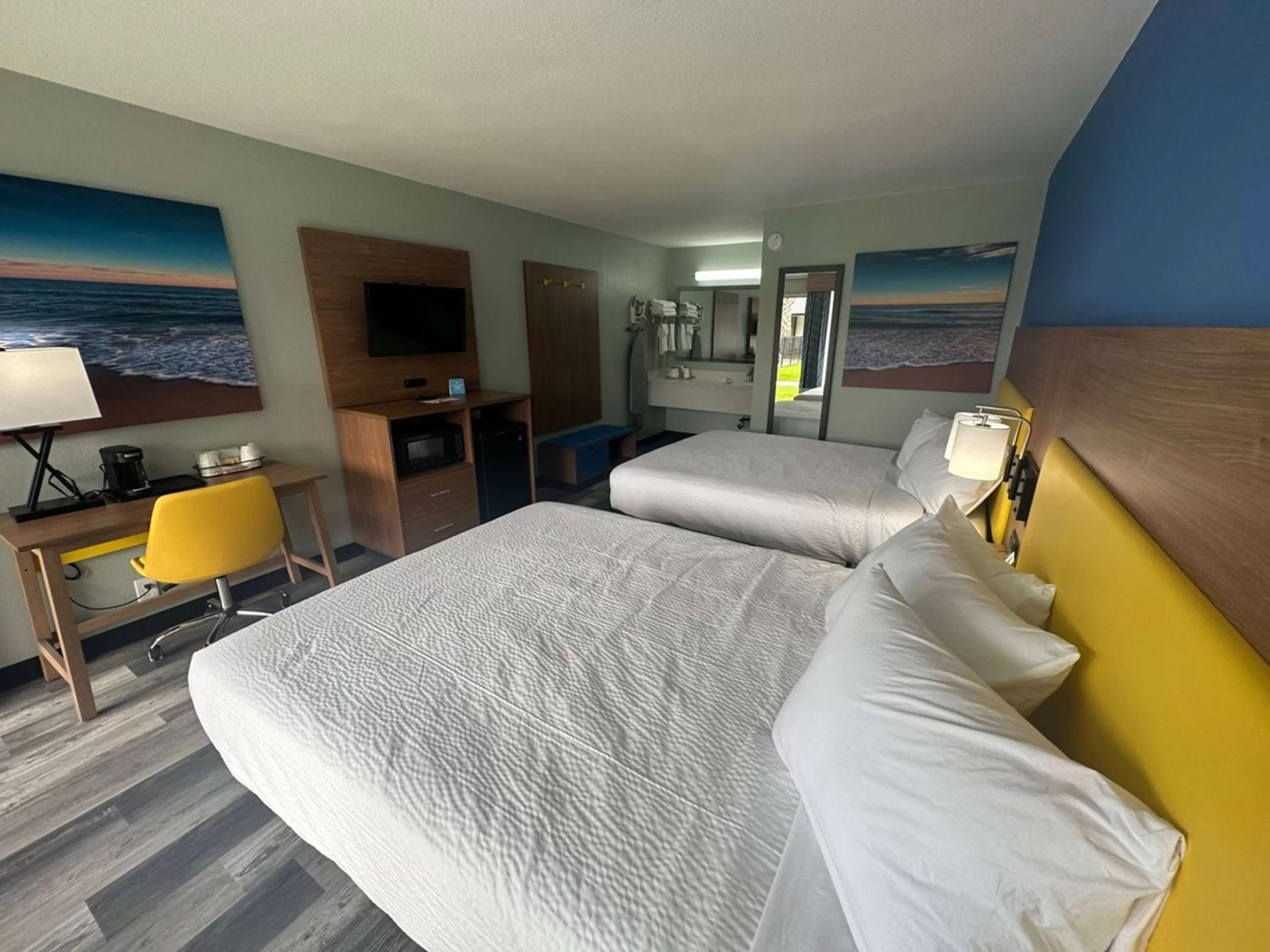 Photo of the whole room, Bed in Days Inn & Suites by Wyndham Jennings