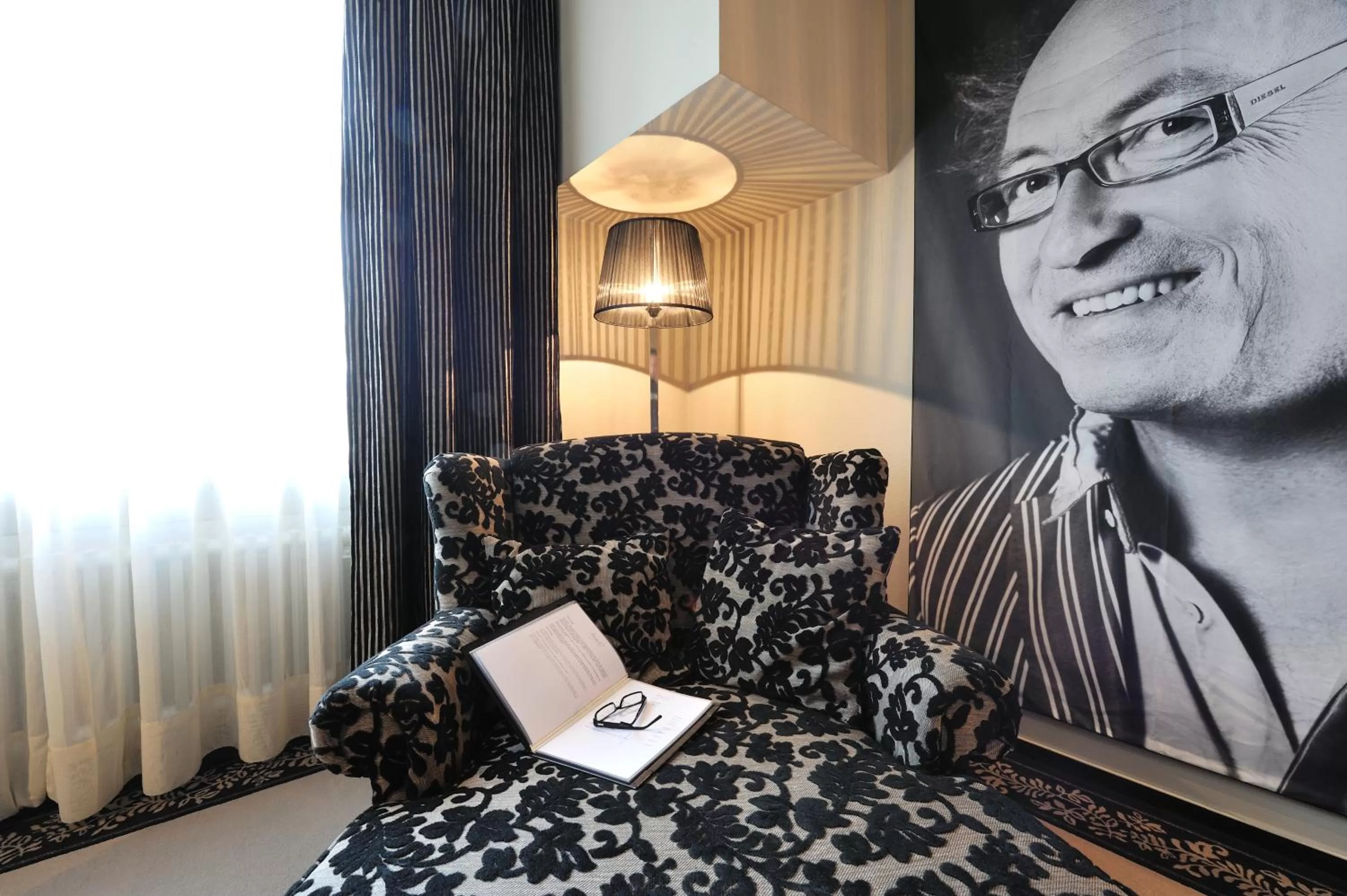 Seating area, Bed in Stage47